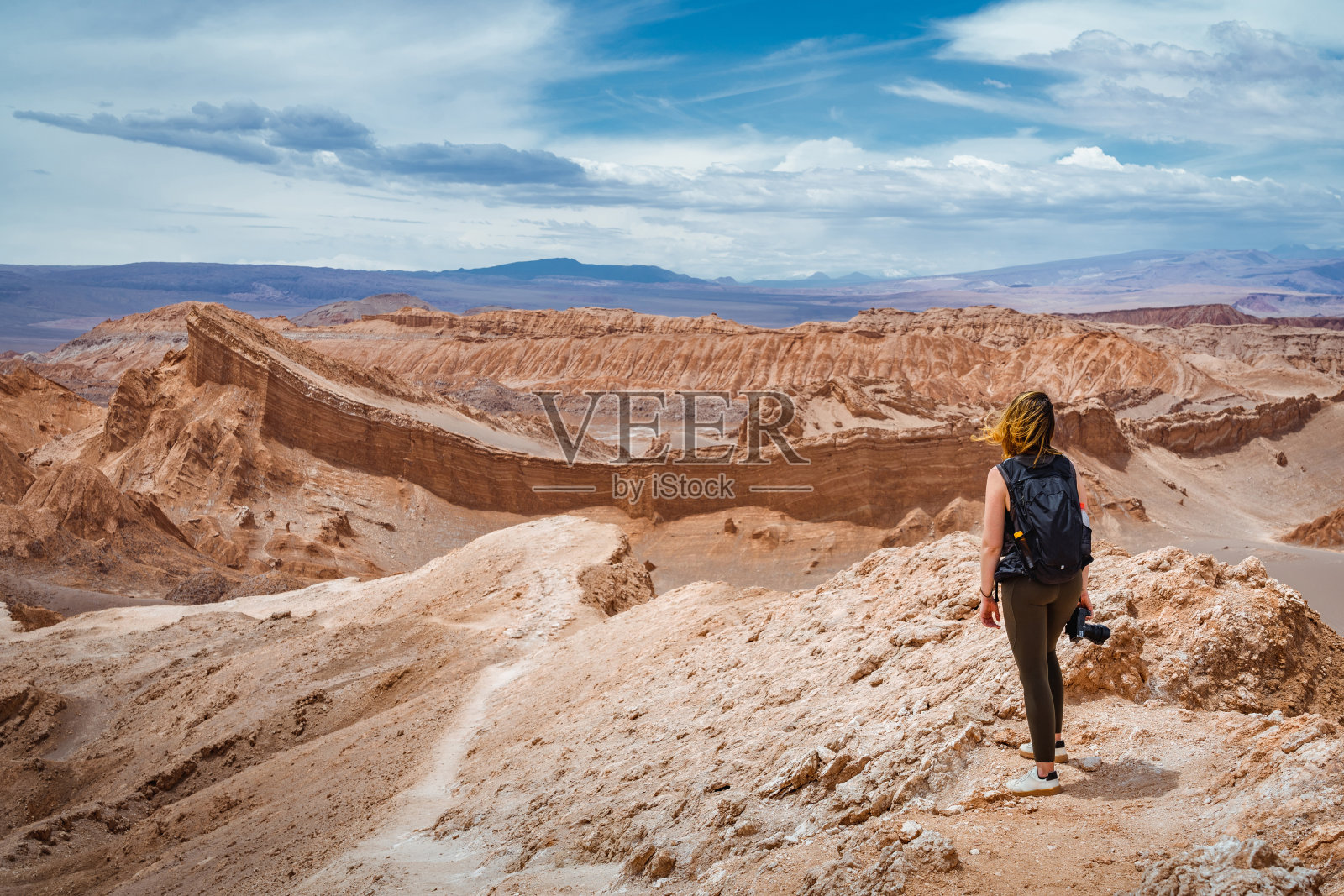 在南美洲智利的阿塔卡马沙漠中探索月亮谷的女性旅行者照片摄影图片