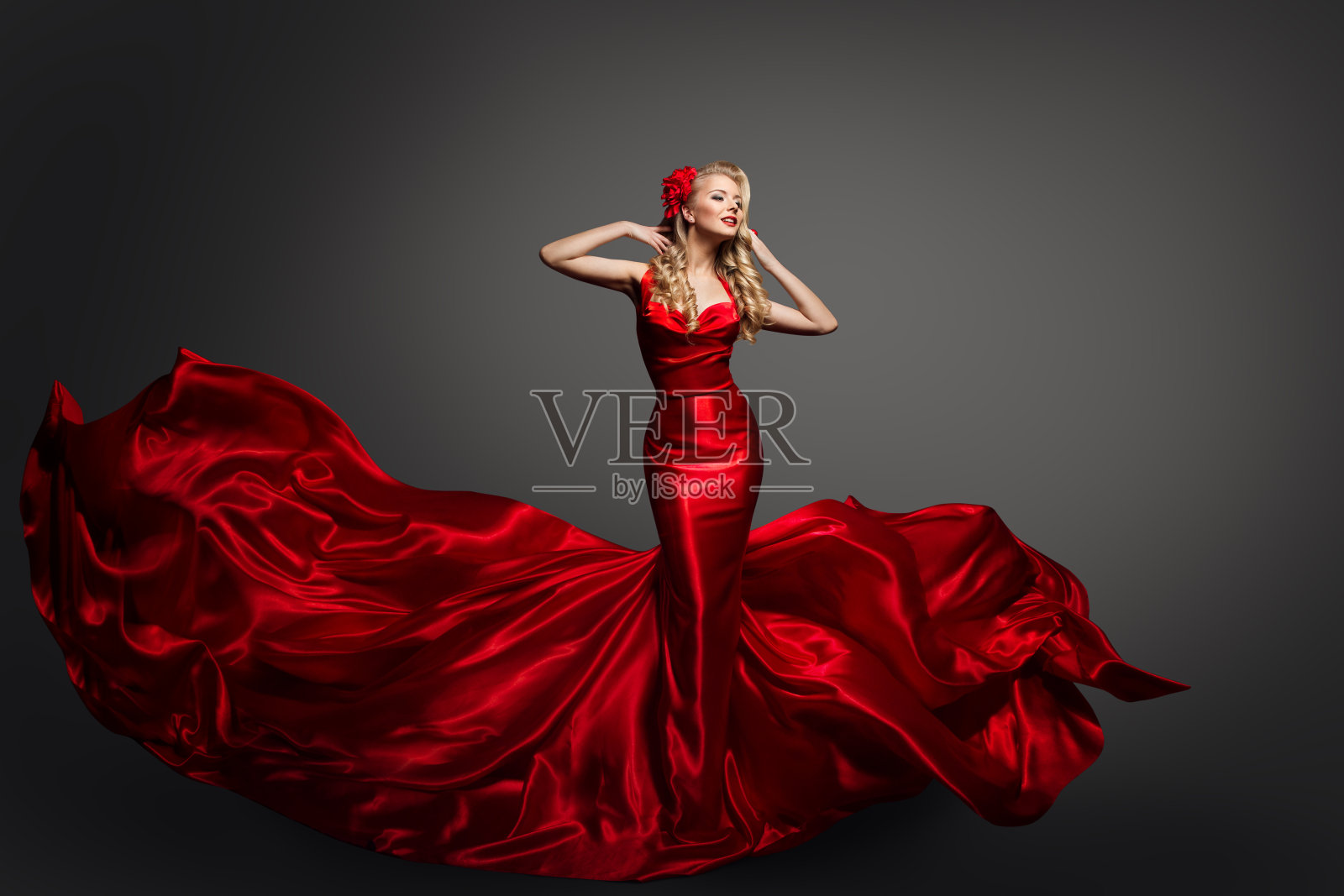 红裙飘动的女人，绸布飘动的女人，绸布飘动的艺术模特照片摄影图片