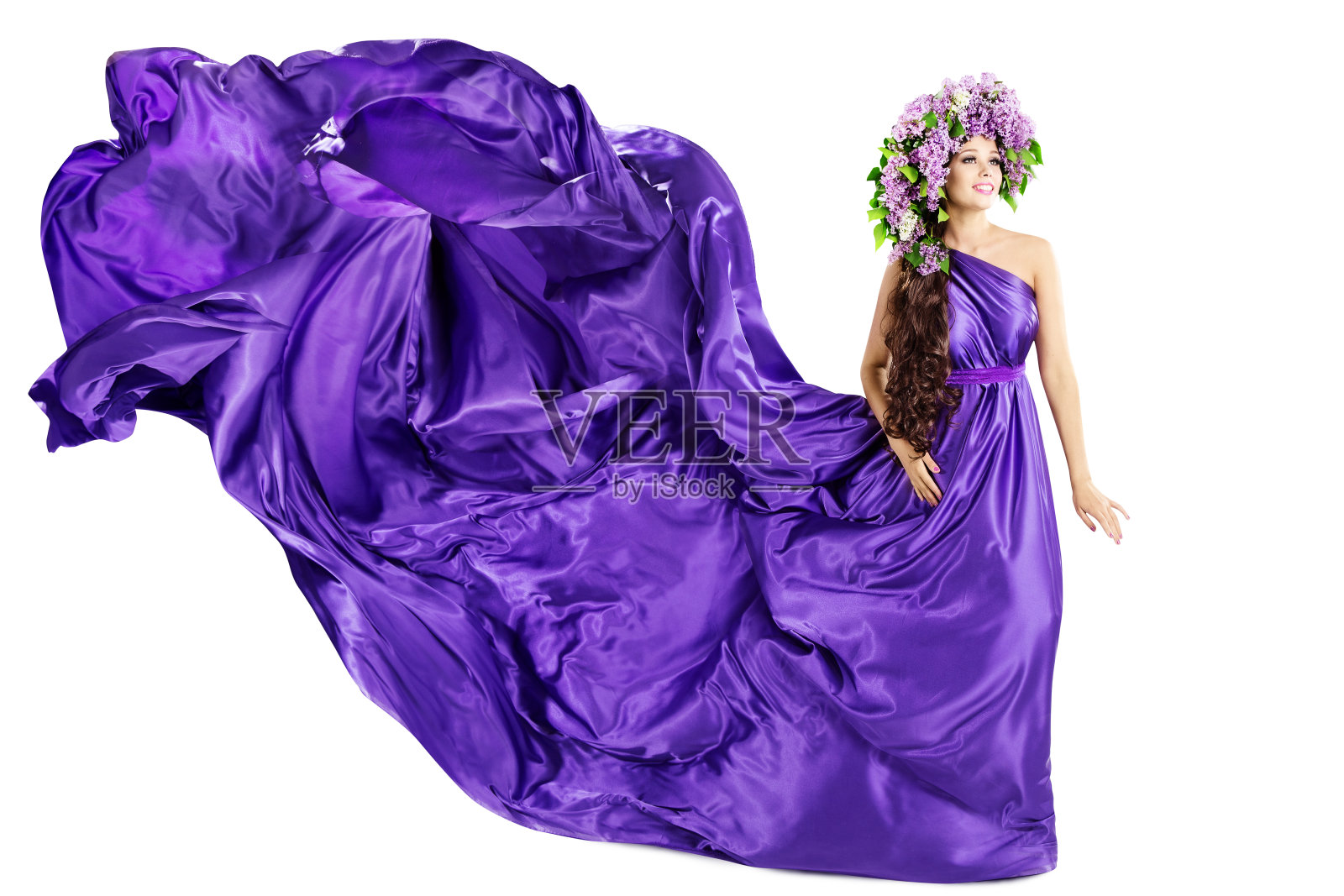 女人丁香花环，丝绸紫色连衣裙飘动的胜利，美丽的时尚长袍在白色上飘扬照片摄影图片
