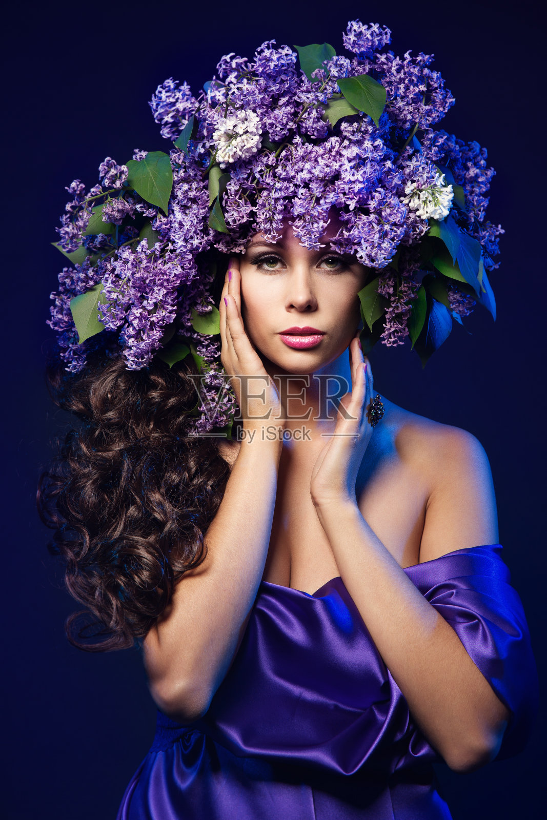 女子丁香花花环帽，美丽性感的时尚模特与紫色的花的发型照片摄影图片