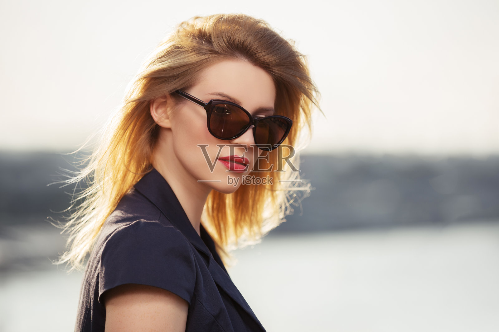 年轻时尚的女人戴着太阳镜在户外照片摄影图片