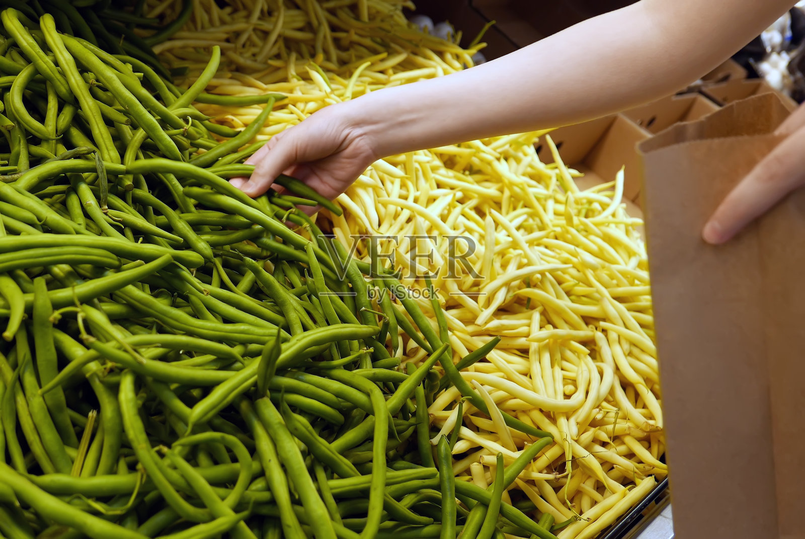 超市里女人采摘绿豆的动作照片摄影图片