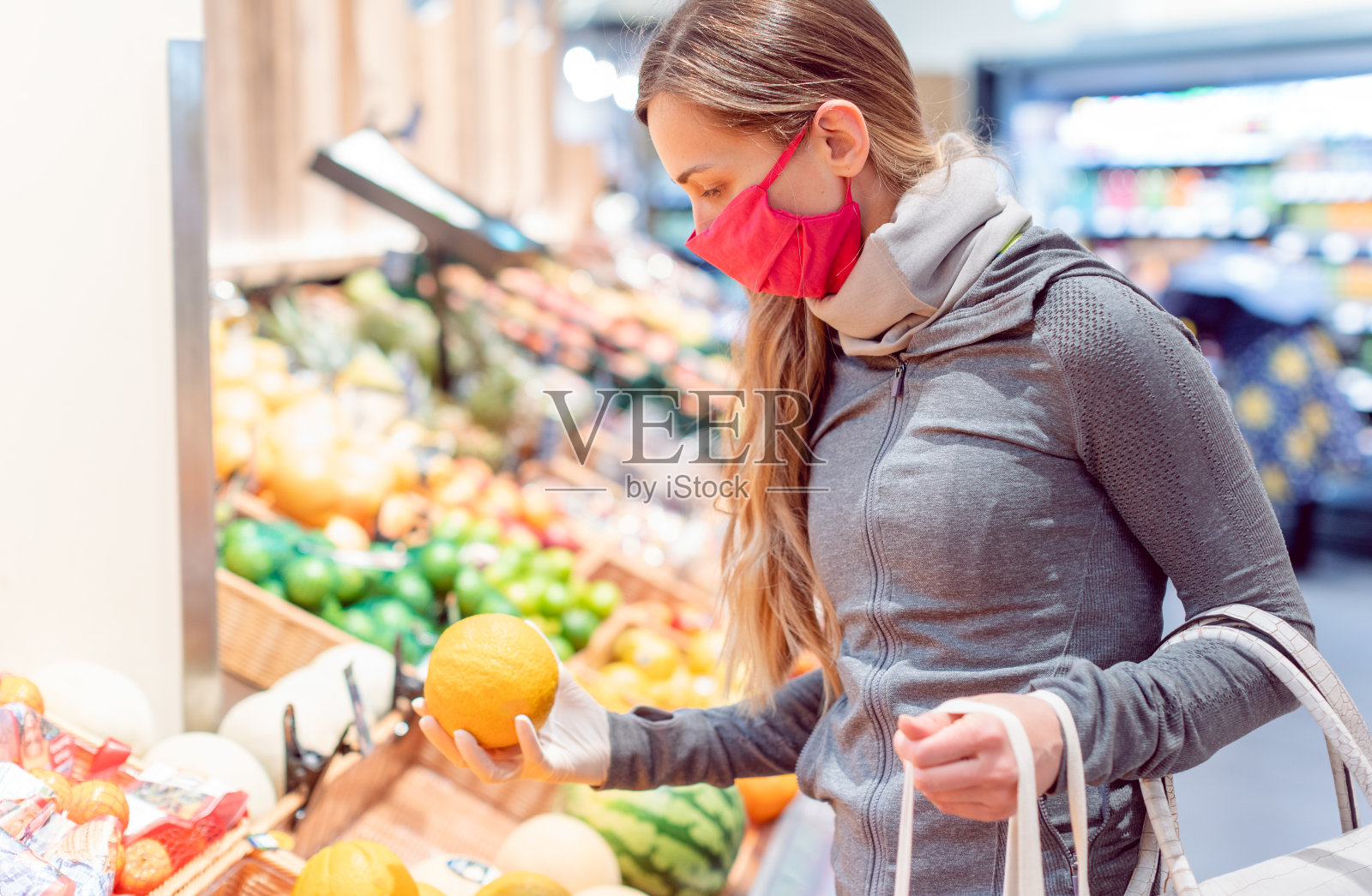 在冠状病毒封锁期间，一名妇女在超市购物照片摄影图片