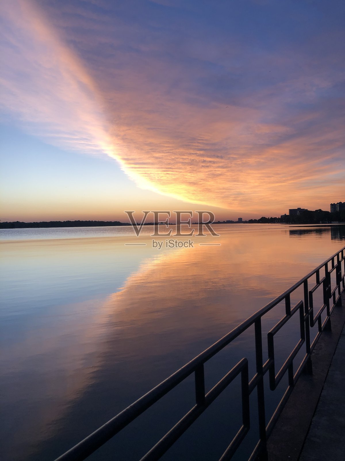 底特律河的日出(从温莎，安大略)照片摄影图片