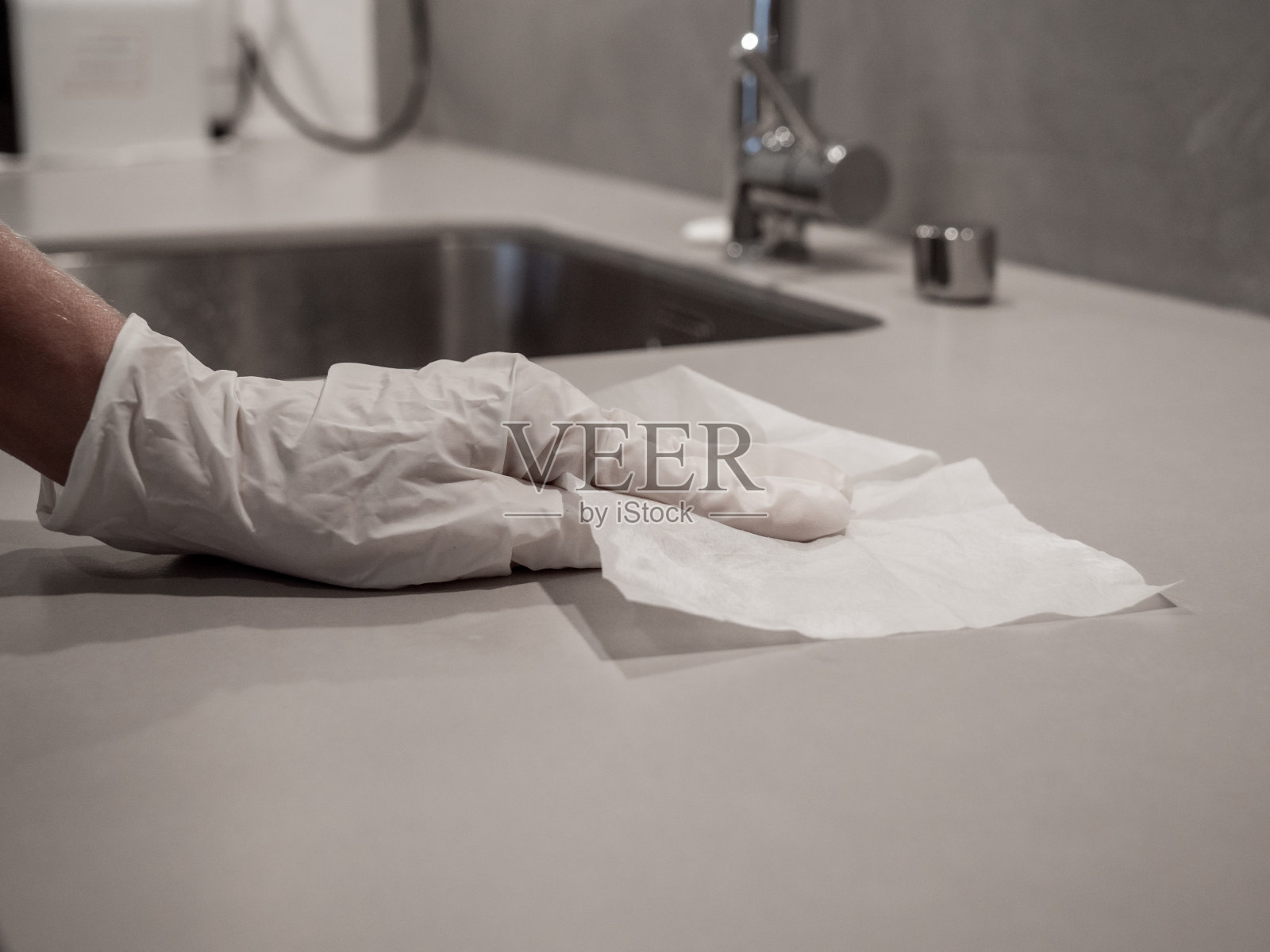 清洁和消毒冠状病毒表面。消毒用湿纸巾在家里擦拭表面。阻止COVID-19冠状病毒的传播照片摄影图片