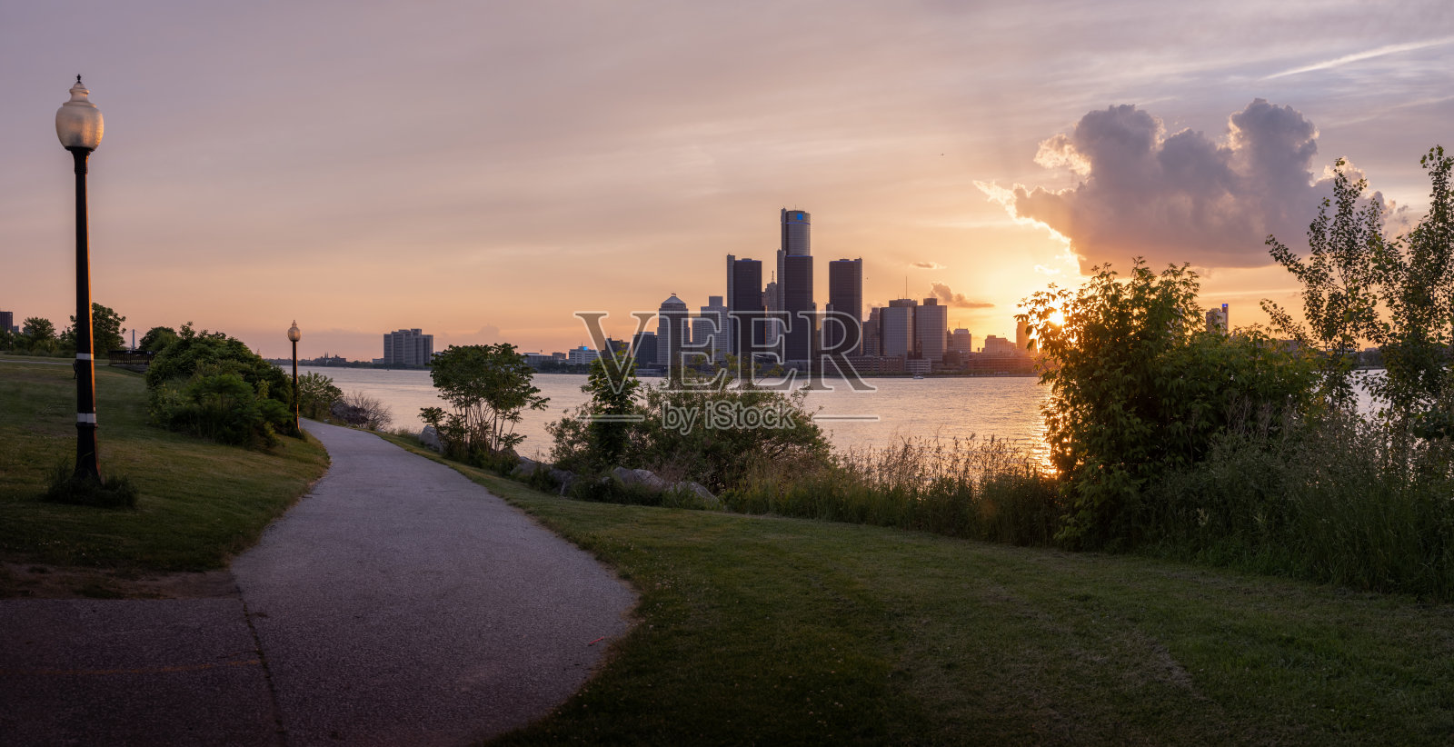 底特律，密西根-黄昏的天际线照片摄影图片