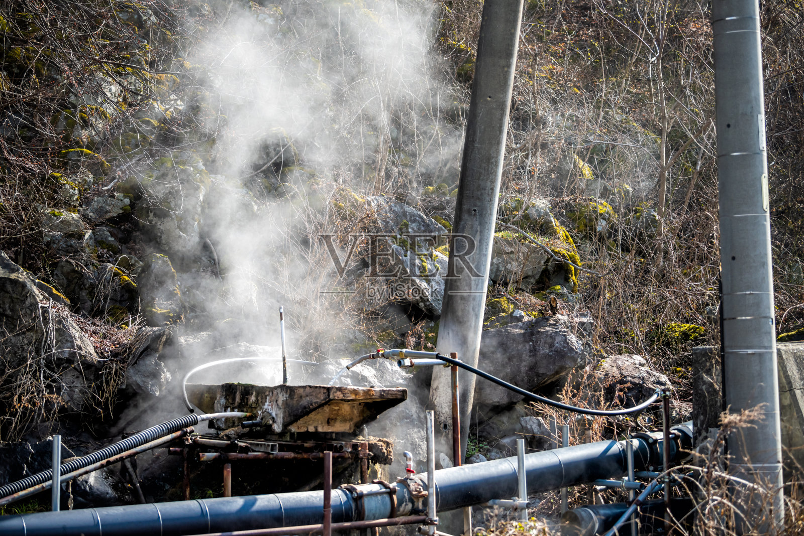 日本岐阜县高山县的温泉蒸汽流经管道，从通往奥平村和新高索道乡村的公路上可以看到照片摄影图片
