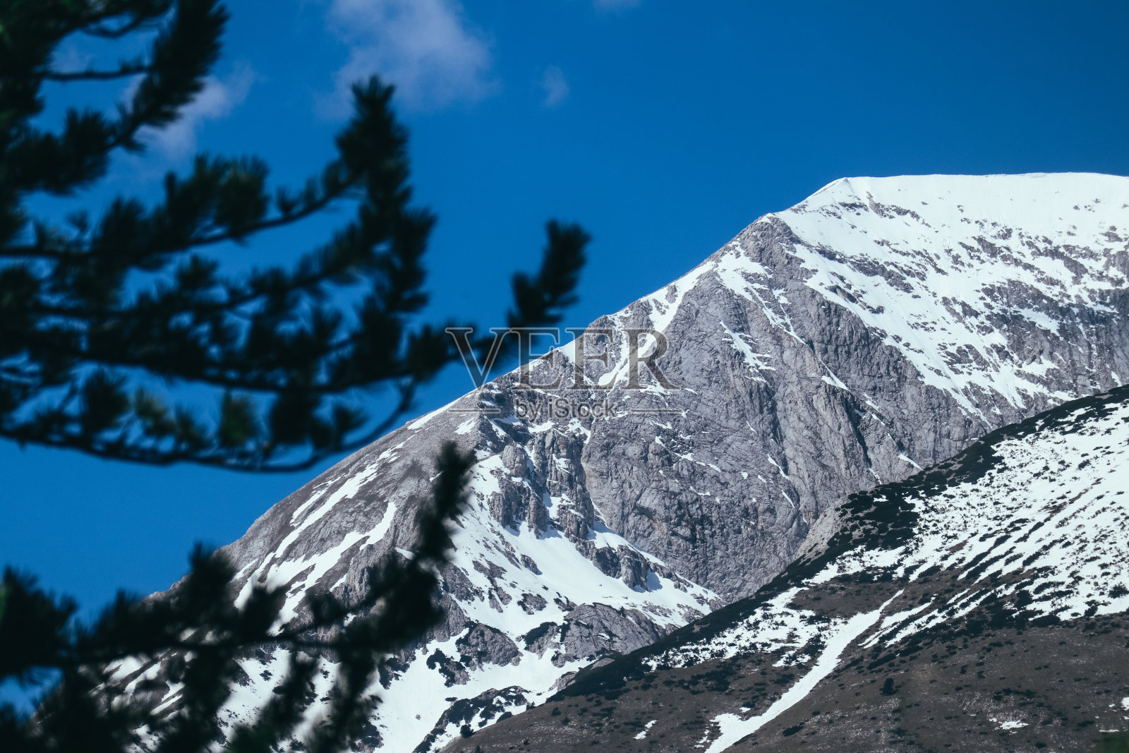 喜马拉雅高山雪峰景观，美丽的自然冬季背景。冰山顶，云天背景。照片摄影图片