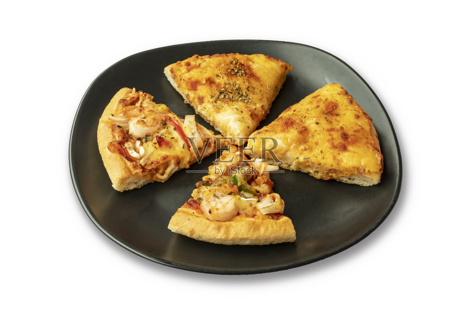 美味的披萨，黑色的盘子，白色的背景。照片摄影图片