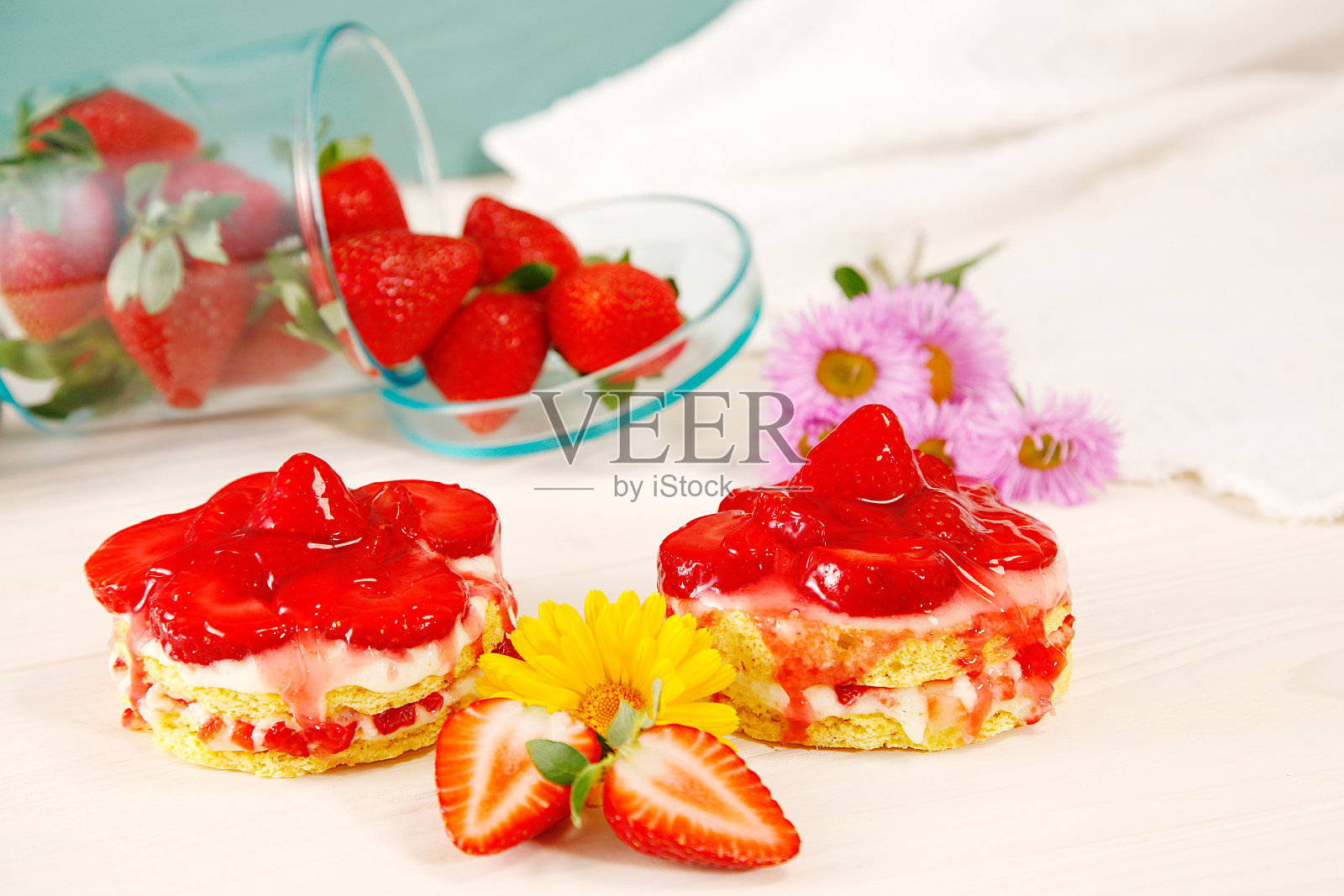 草莓海绵蛋糕。自制美味迷你草莓酸奶奶油海绵蛋糕。两个精致可口的奶油草莓饼干蛋糕。照片摄影图片