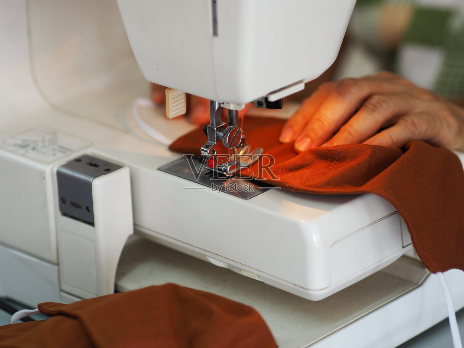 缝纫机配件缝口罩织物材料，防止病毒covid-19粉尘疾病和卫生保健妇女工作照片摄影图片