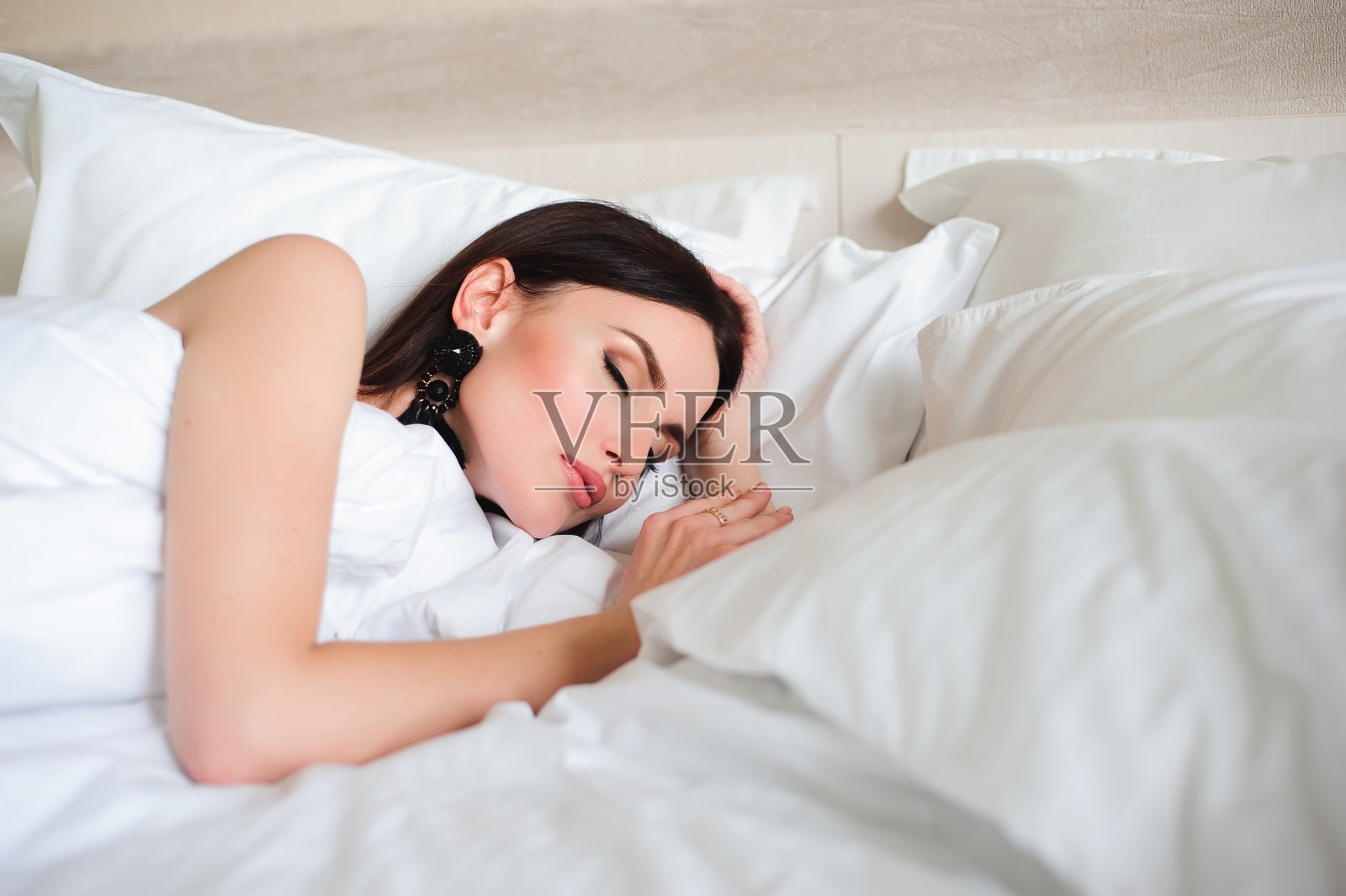 酒店、旅游和幸福理念——美丽女人睡在床上照片摄影图片