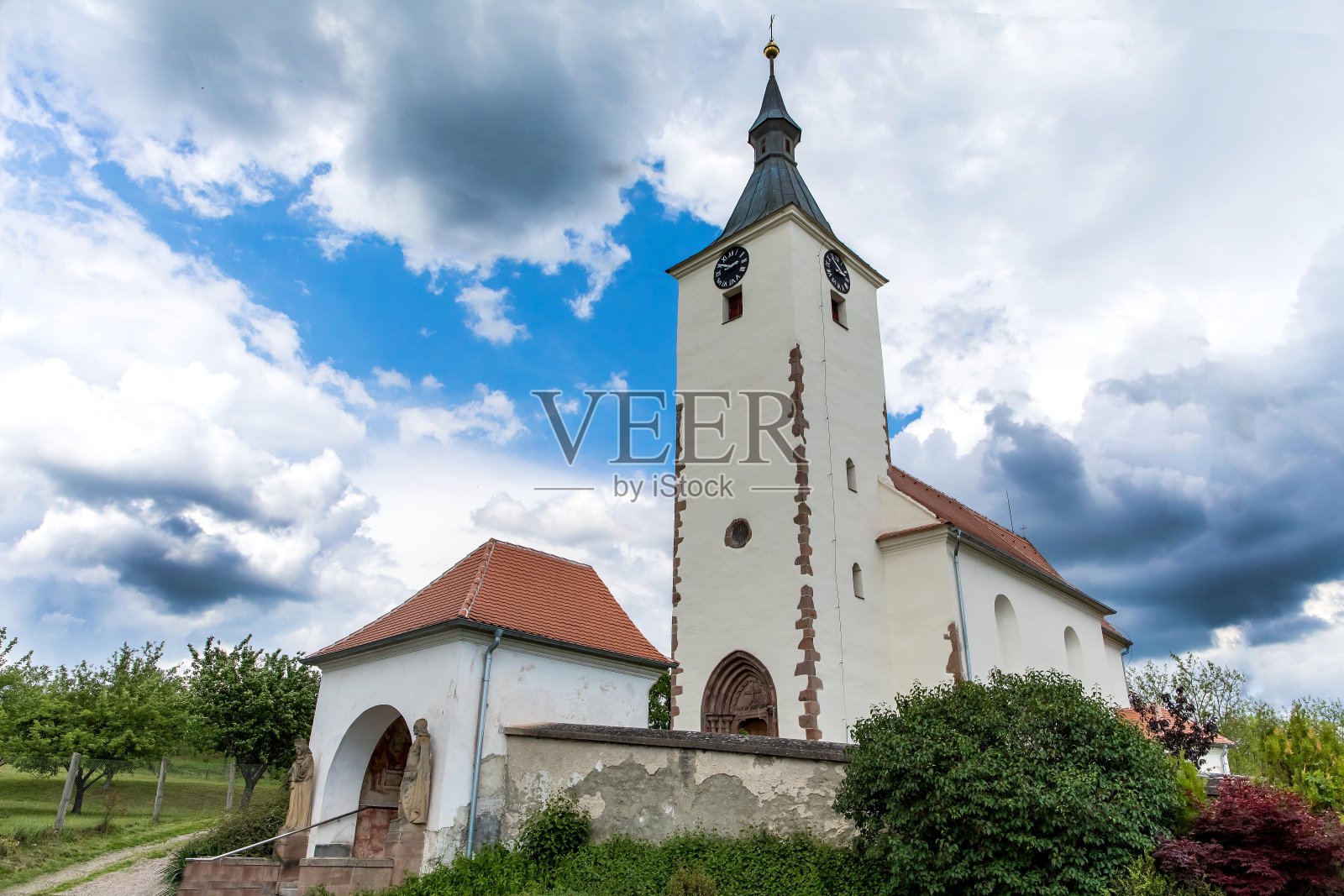 乡村哥特式教堂圣玛蒂娜的观点。Dolni louky村-捷克共和国-欧洲。建于13世纪中叶。照片摄影图片