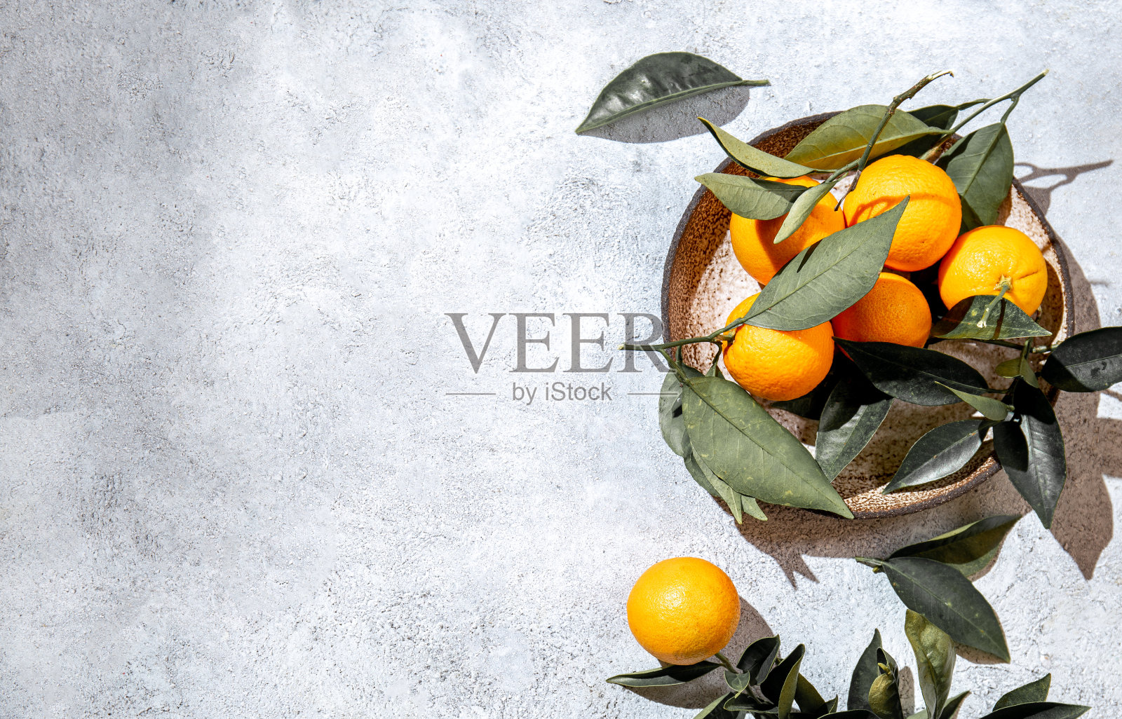 整个橙子，橙色的树叶在灰色板。以白色背景顶视图，平躺，夏季和健康的概念照片摄影图片