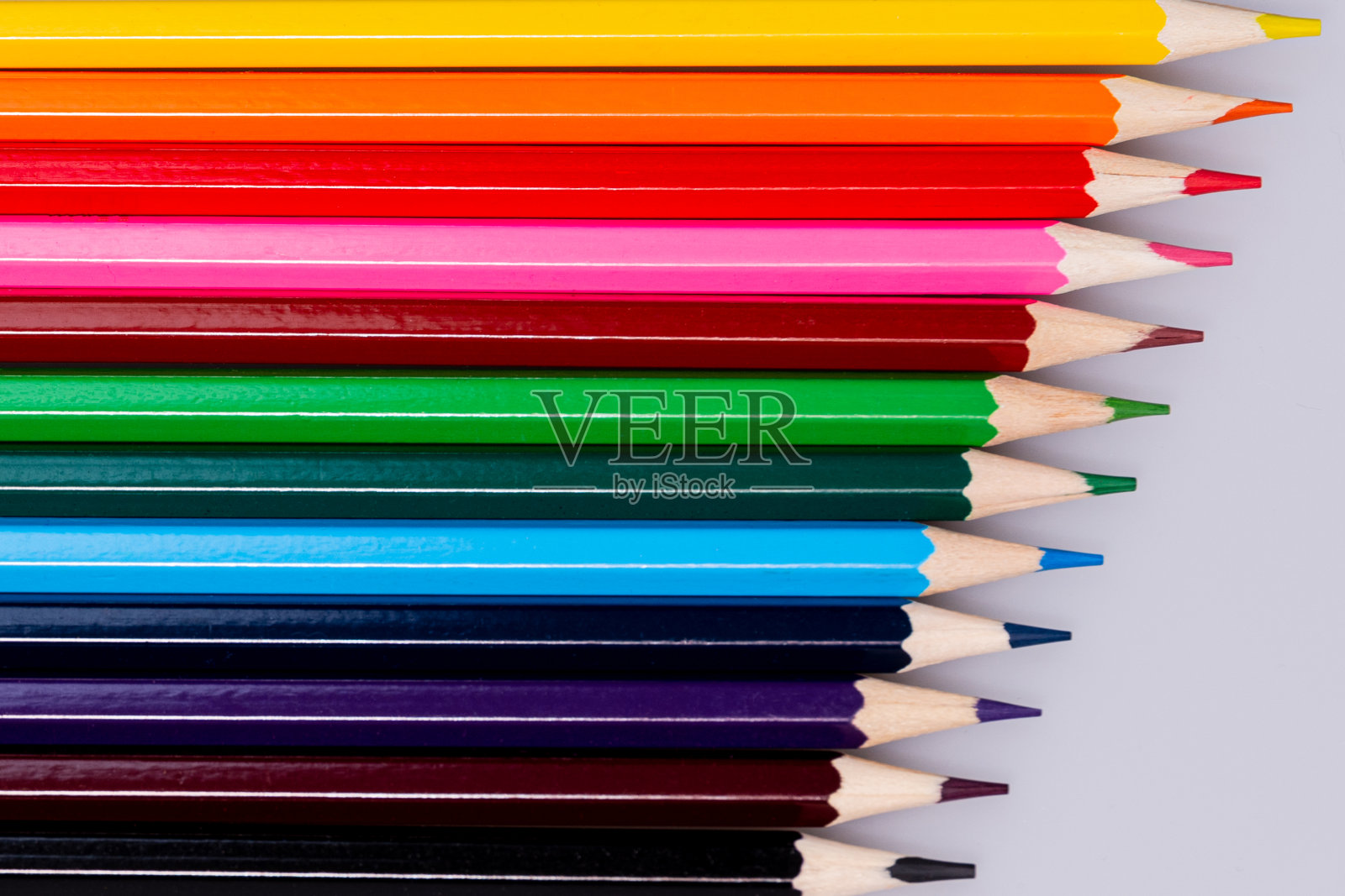 各种颜色的铅笔按不同的颜色分类照片摄影图片