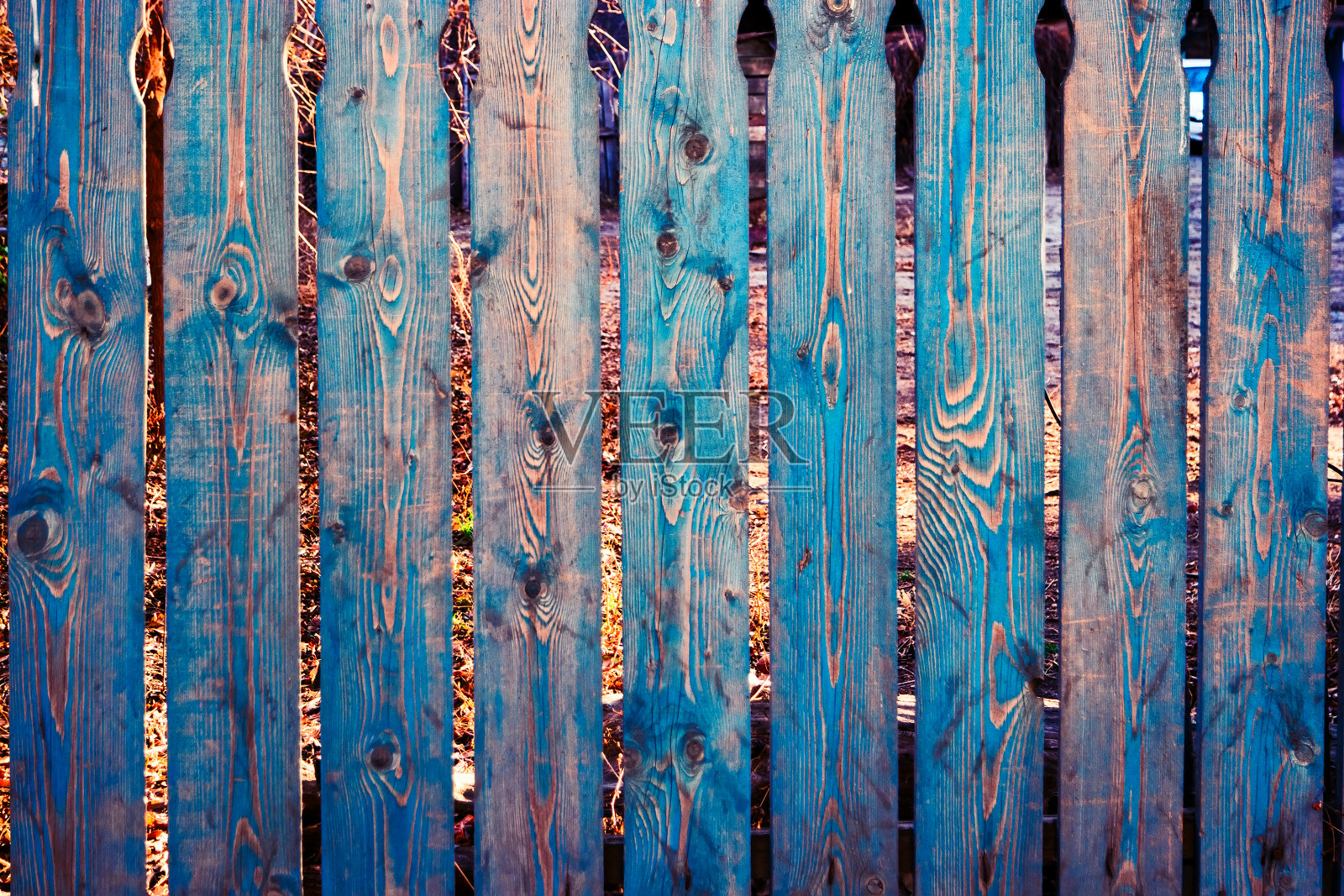 漆成蓝色的旧木栅栏照片摄影图片