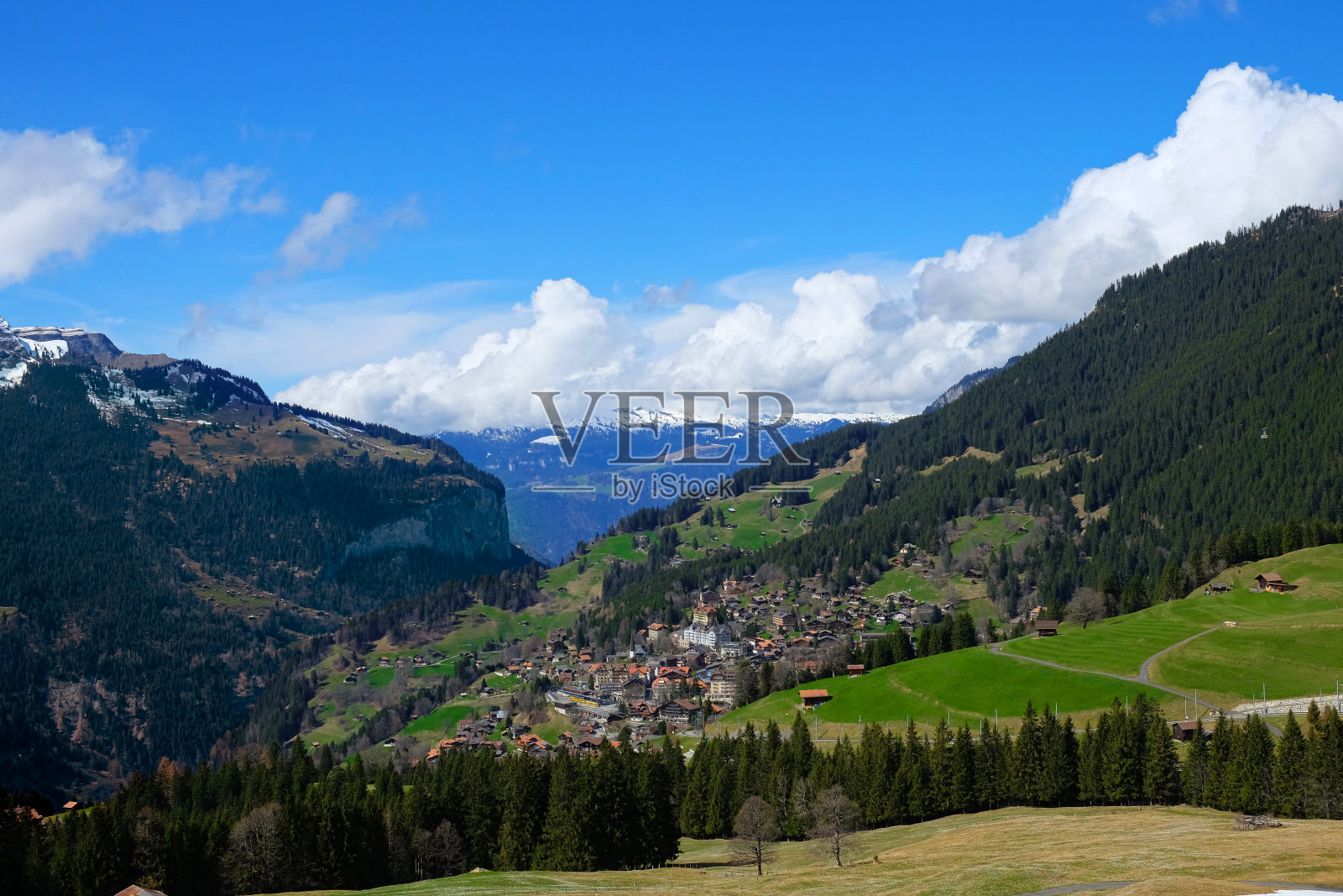 美丽的村庄在美丽的山区，瑞士照片摄影图片