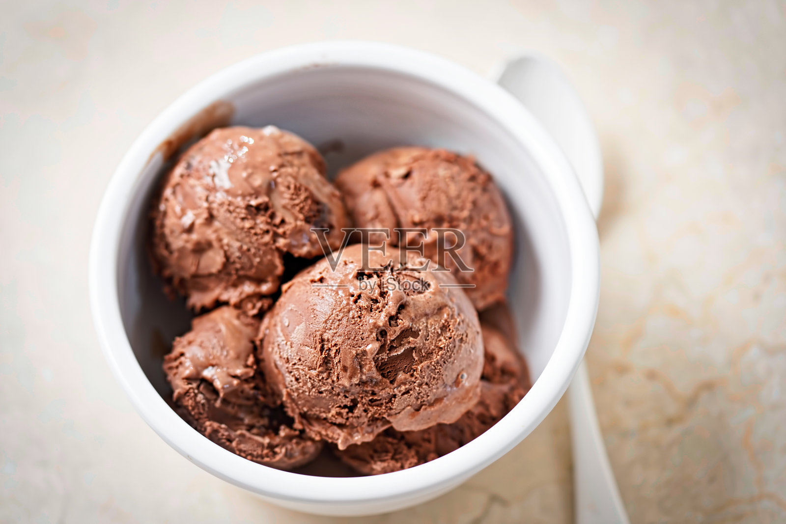 碗里的巧克力冰淇淋球照片摄影图片
