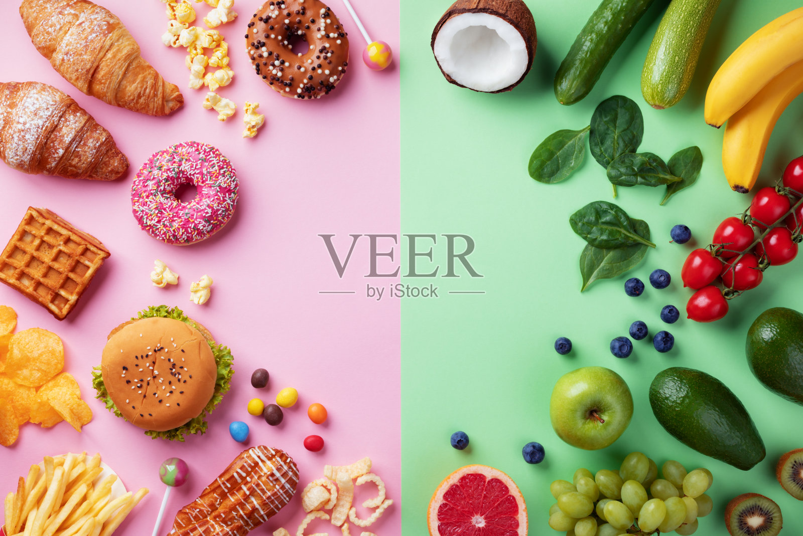健康和不健康的食物背景从水果和蔬菜vs快餐，糖果和糕点俯视图。饮食和排毒对抗卡路里和超重的生活方式概念。照片摄影图片