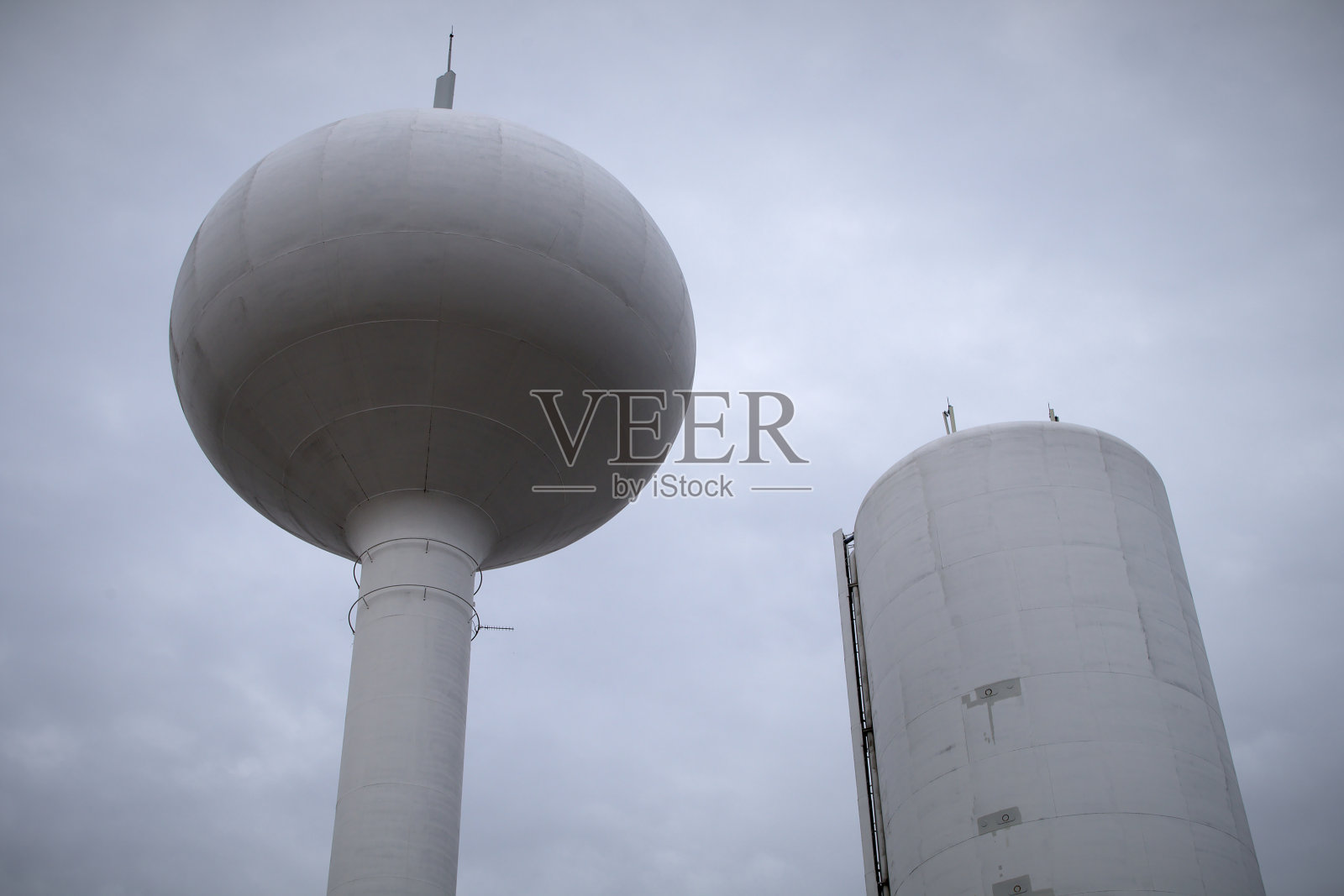 白色水库水箱城市渡槽水库灰色戏剧性的天空照片摄影图片