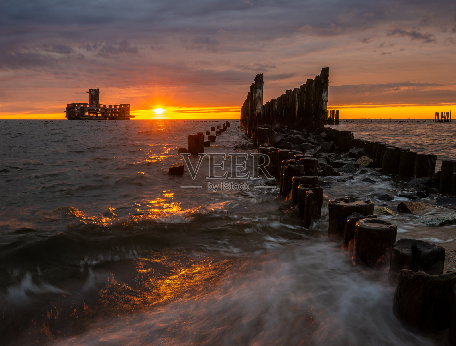 海上壮观的日出。波罗的海沿岸著名的地方，二战时旧鱼雷厂附近的海滩照片摄影图片