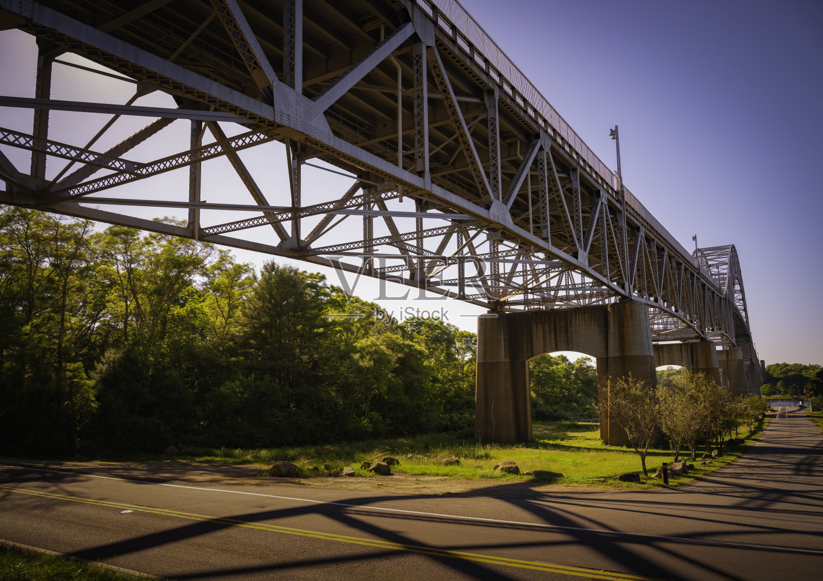 科德角的伯恩大桥。抽象的形状、图案和阴影。照片摄影图片
