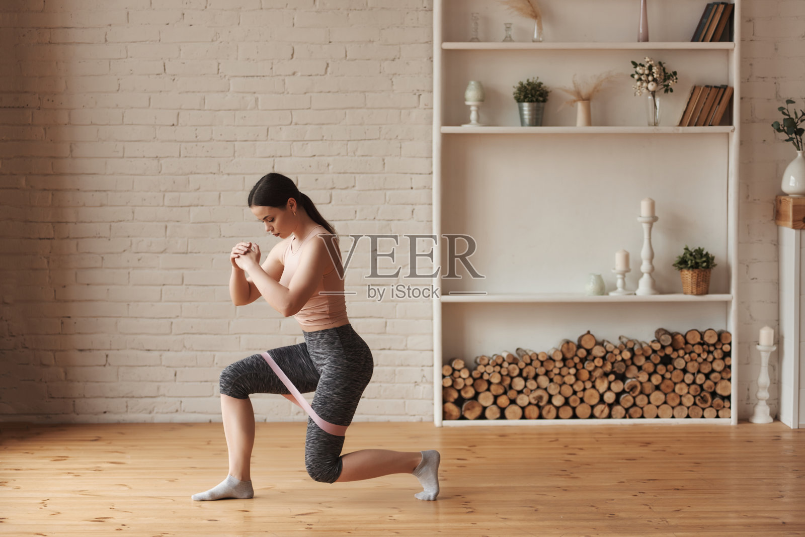 健身妇女做弓步运动的腿照片摄影图片