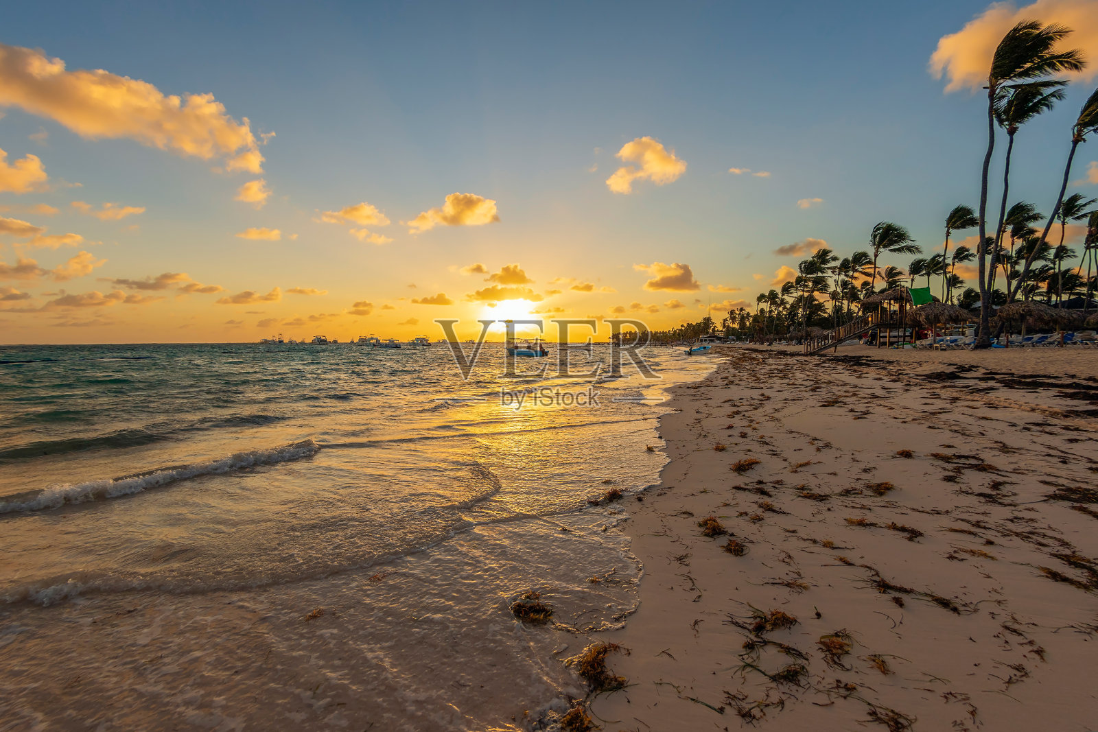 蓬塔卡纳多米尼加海滩上的日落照片摄影图片