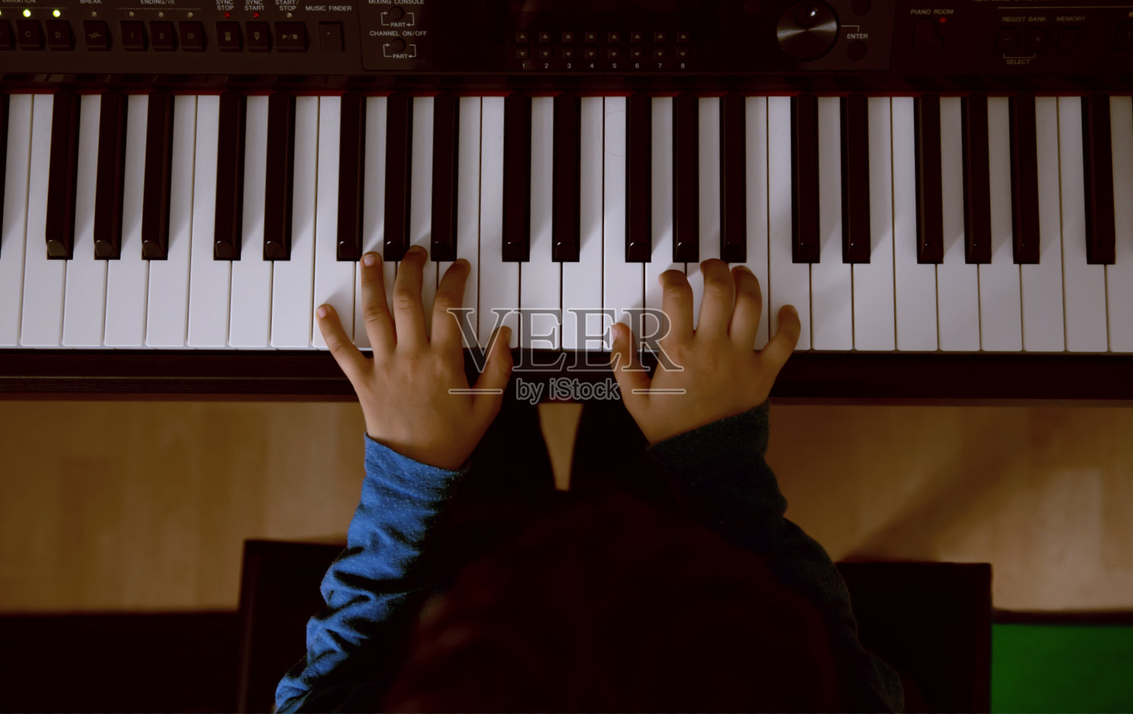 一个正在弹钢琴的孩子的手照片摄影图片