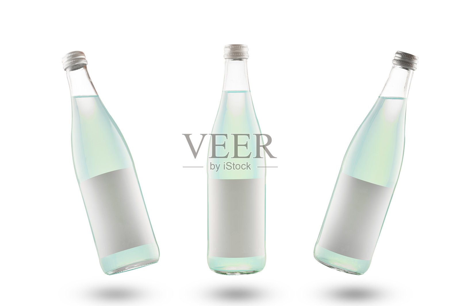 三个透明的玻璃瓶，里面装着浅绿色的番石榴汁或酸橙汁、柠檬汁、柠檬汁或含酒精的鸡尾酒。孤立在白色背景上照片摄影图片