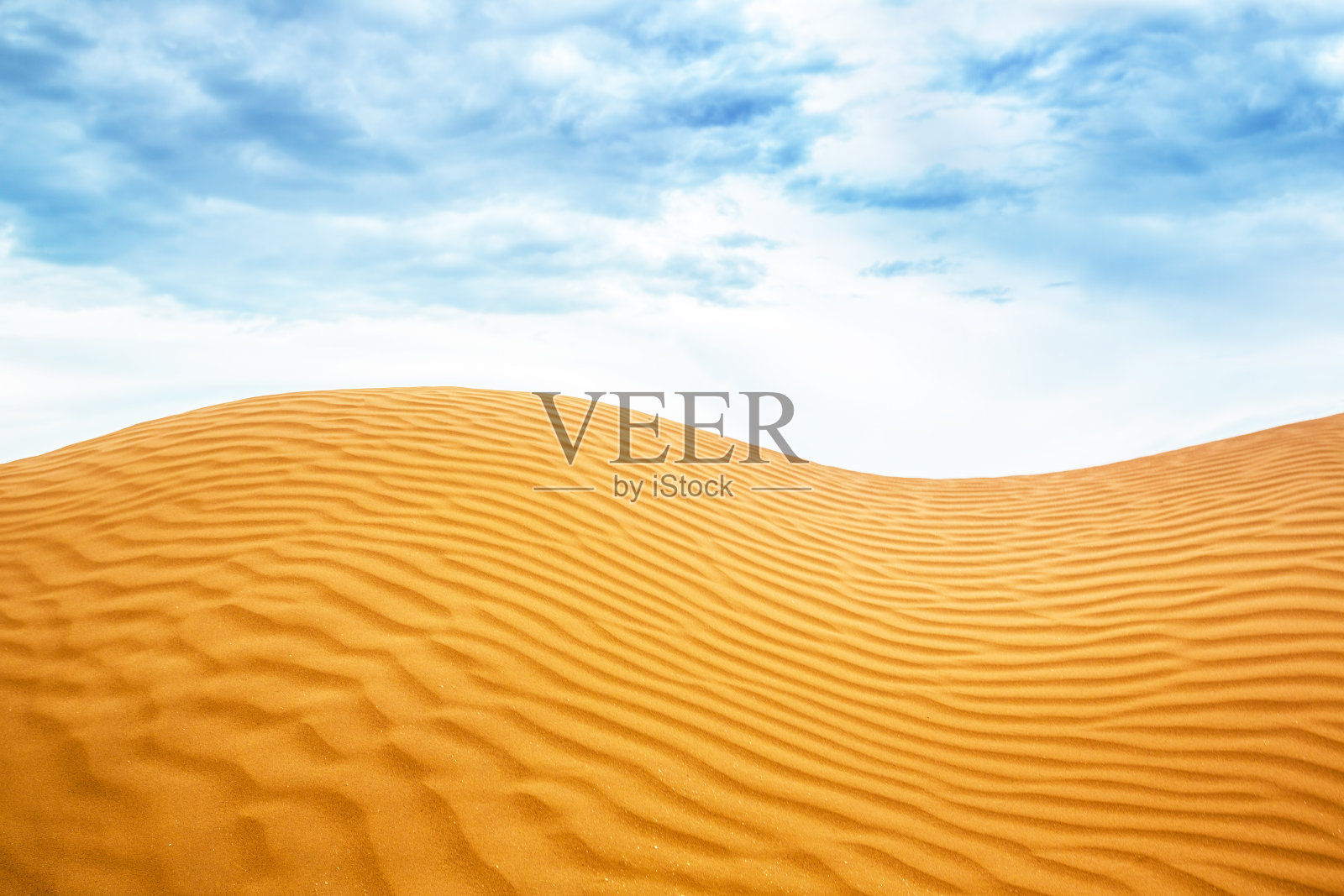蓝天下的沙丘。照片摄影图片