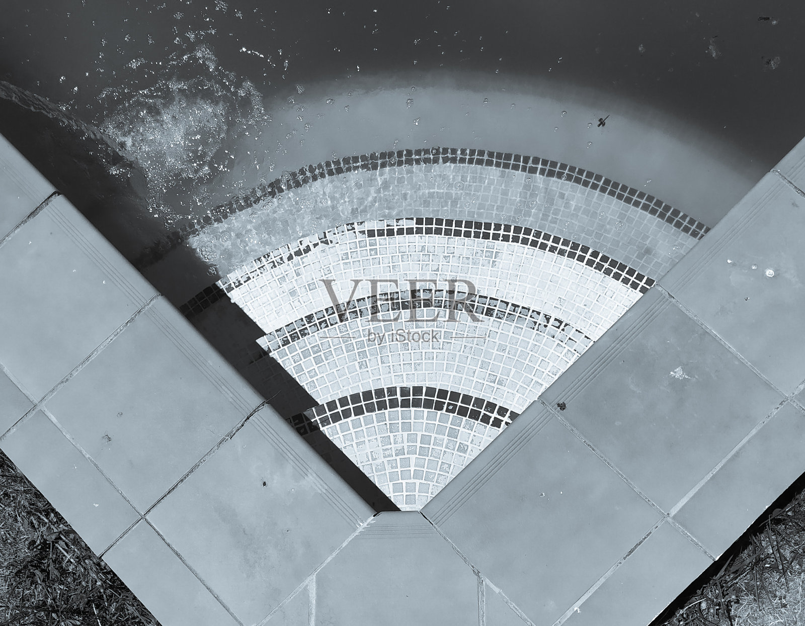 弯曲泳池瓷砖楼梯2020年2月6日，西班牙塞维利亚照片摄影图片