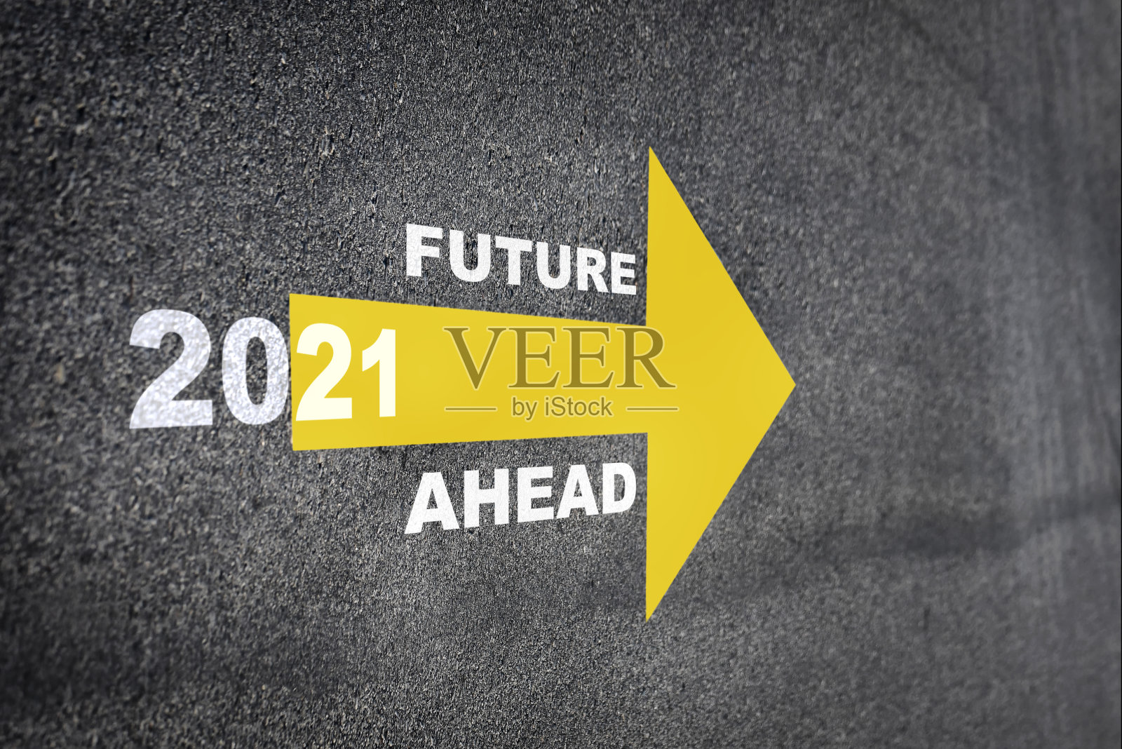 2021年新年和未来的道路上有黄色箭头的单词照片摄影图片