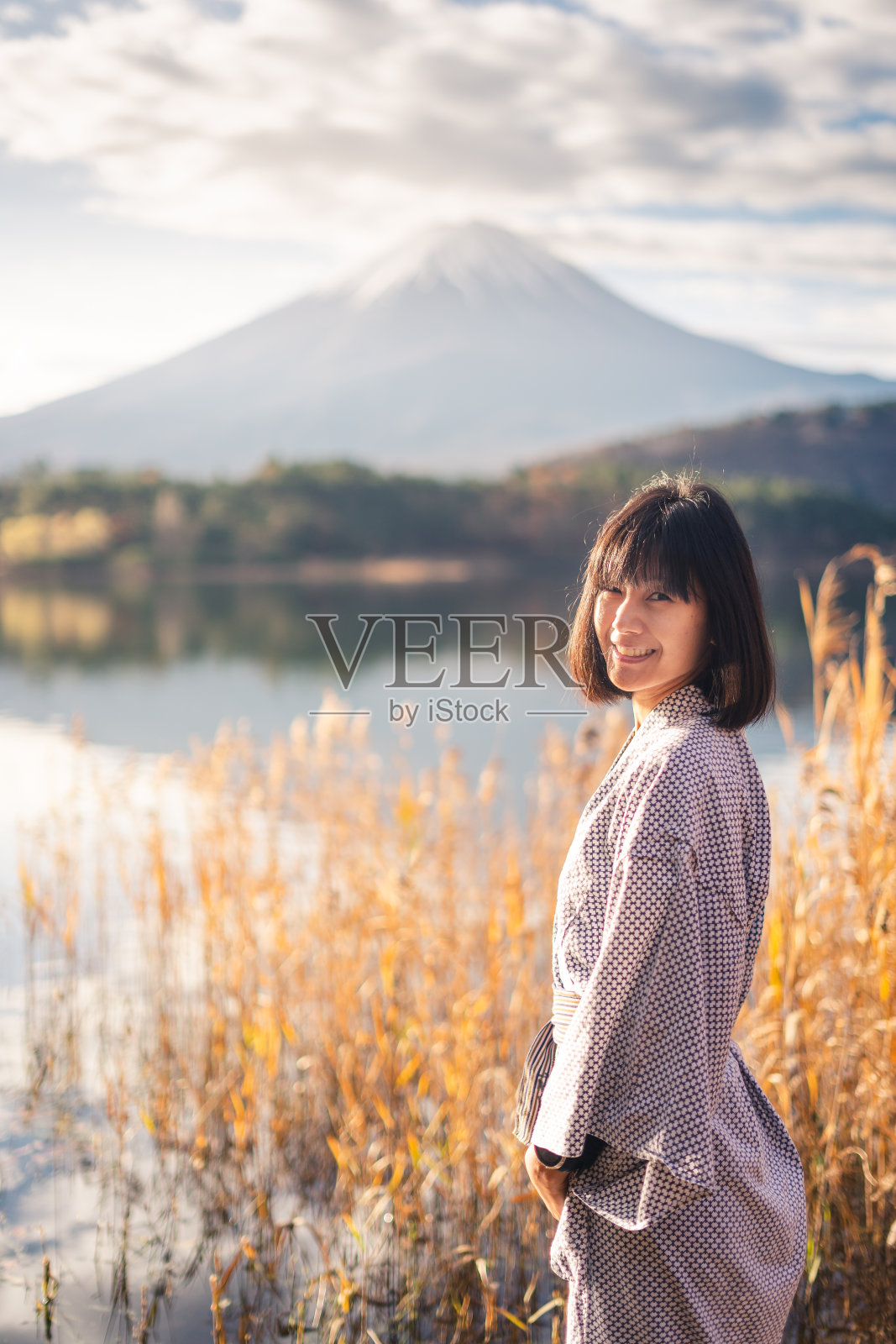 年轻快乐的亚洲游客穿着传统的日本服饰在一个美丽的早晨日出富士山活火山山，在秋天的日本东京川口湖照片摄影图片
