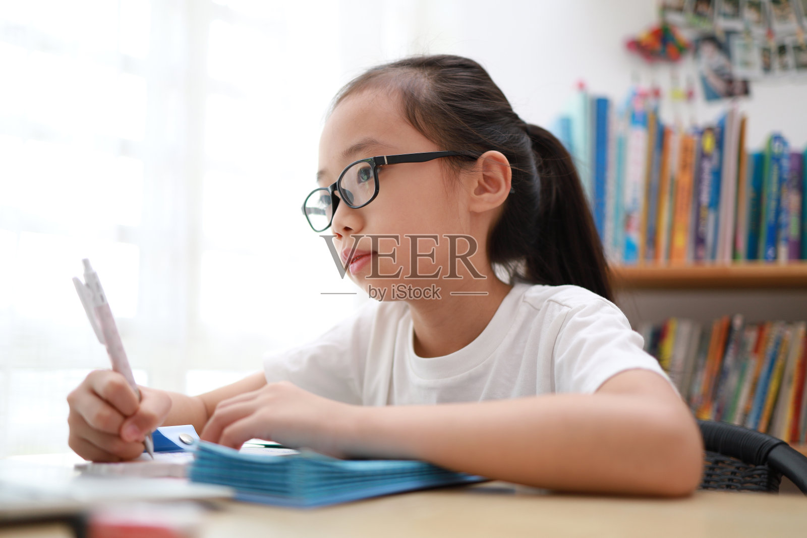 女孩用笔记本电脑做作业照片摄影图片