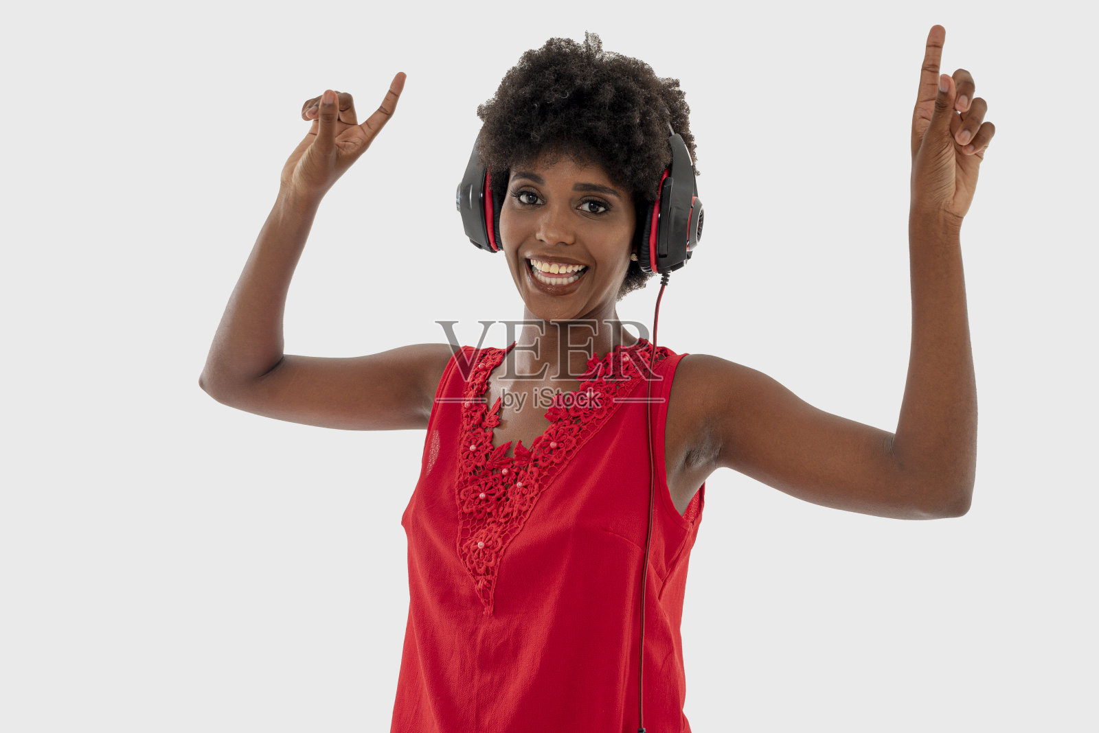 一名黑人妇女戴着耳机听音乐。照片摄影图片