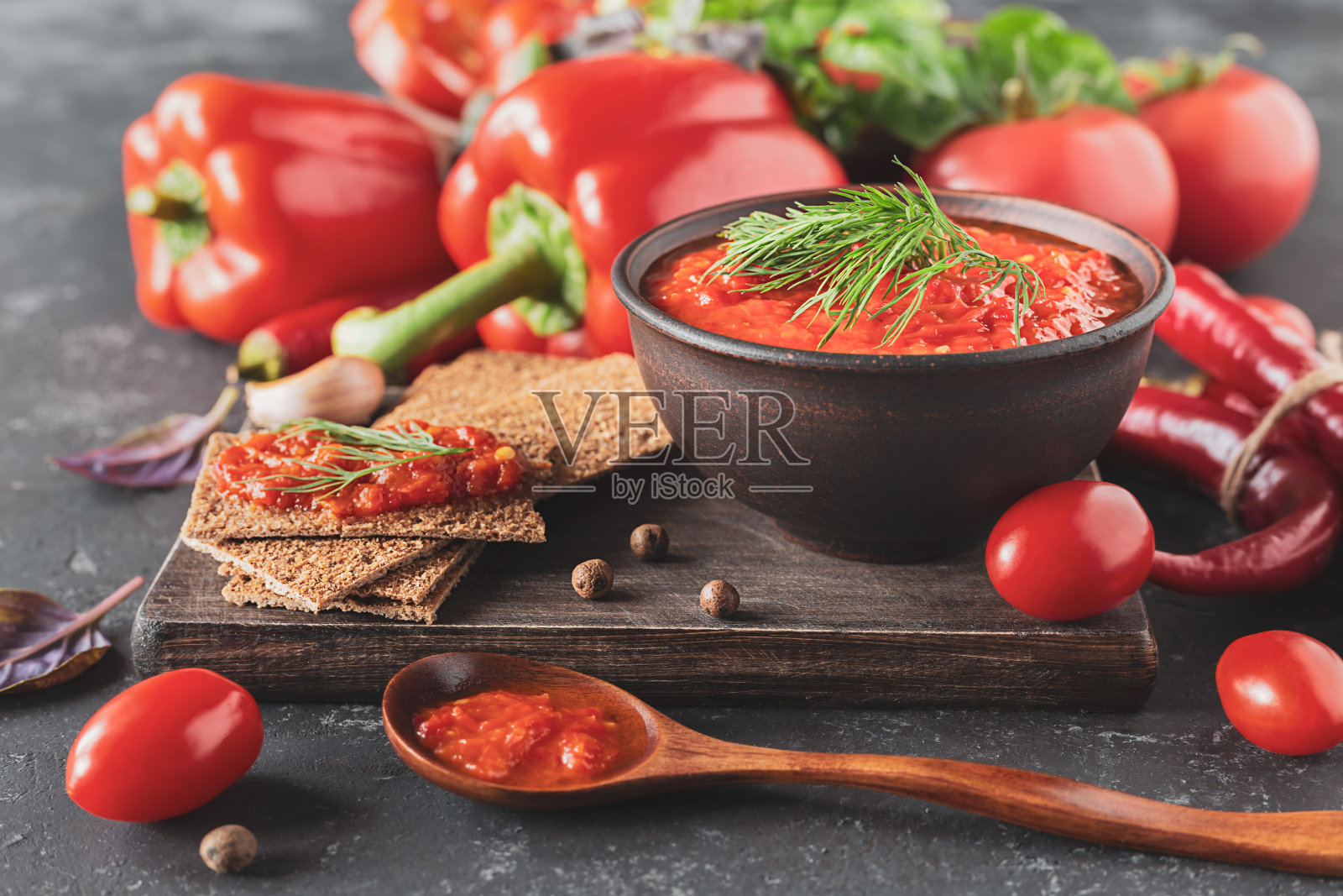巴尔干酱在一个粘土碗，木桌上，特写。塞尔维亚本土的传统食物照片摄影图片