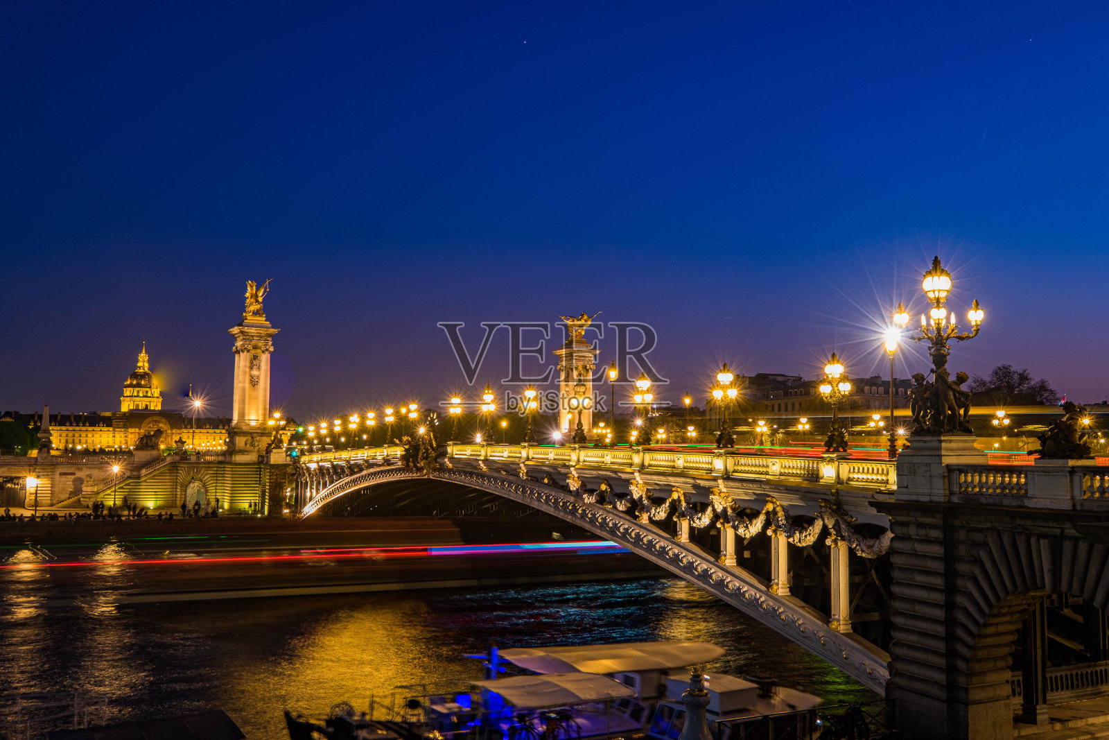 亚历山大三世桥的黄昏景观与日落的天空，巴黎，法国。照片摄影图片