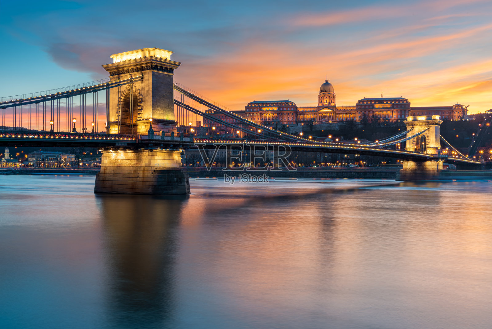 布达城堡和斯泽切尼链条桥的前景反映在多瑙河日落照片摄影图片