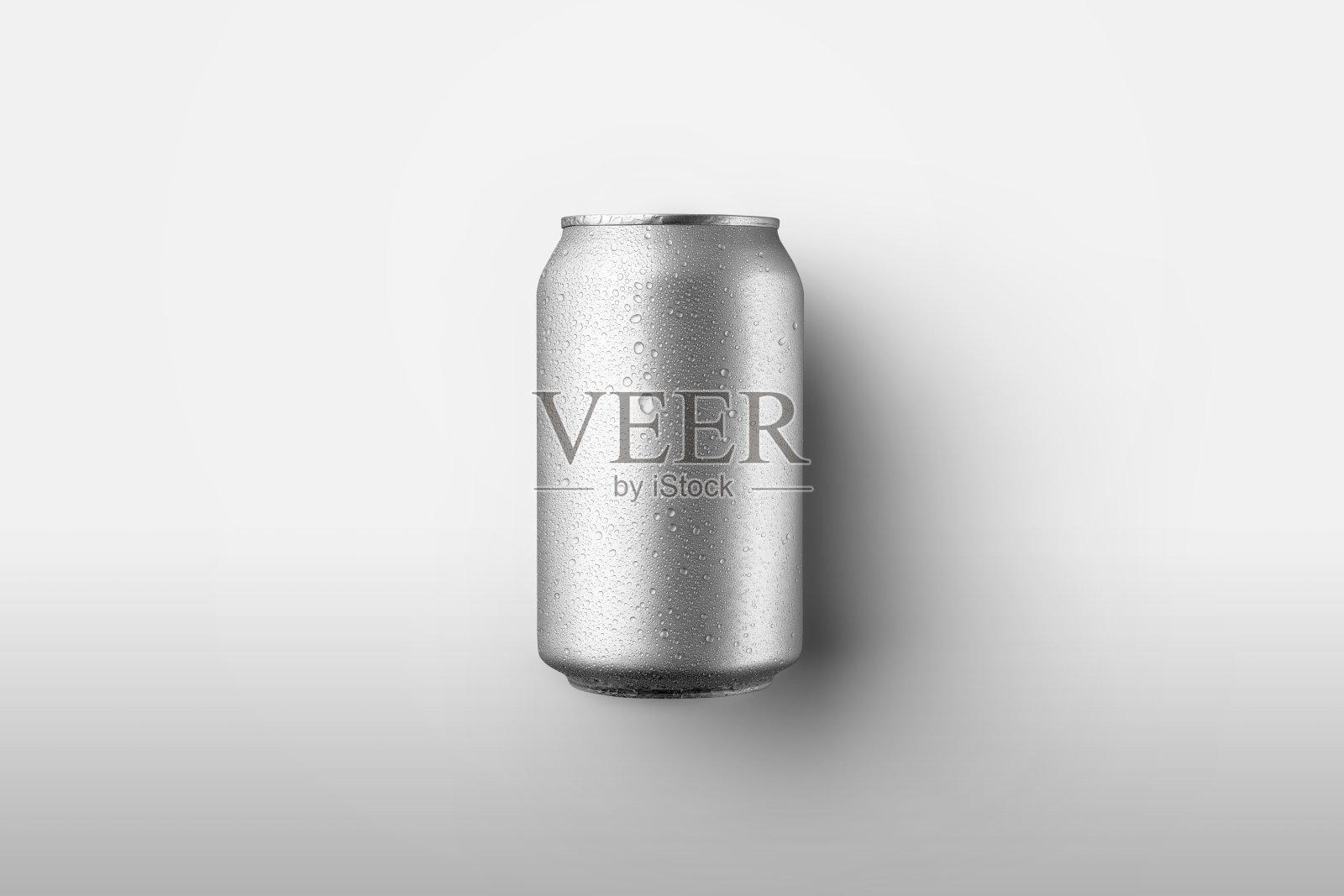 一个圆柱形的铝罐模板，配有清爽的饮料和水滴，位于白色的背景上。照片摄影图片