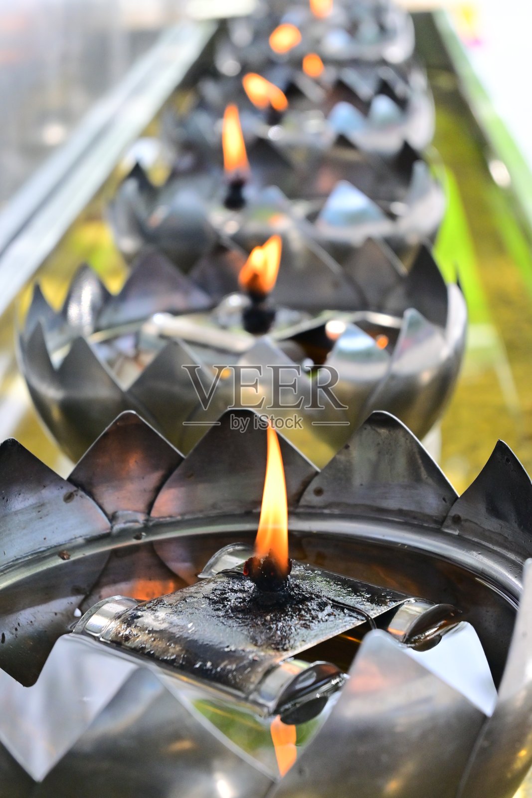 在泰国寺庙点燃油灯่香烛-佛教宗教照片摄影图片
