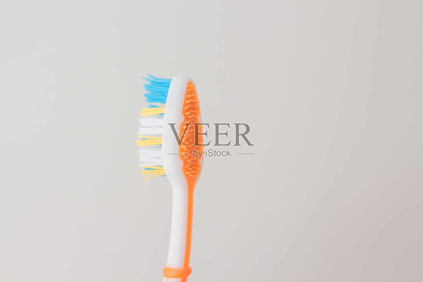 清洁舌头的牙刷，特写在白色背景上照片摄影图片