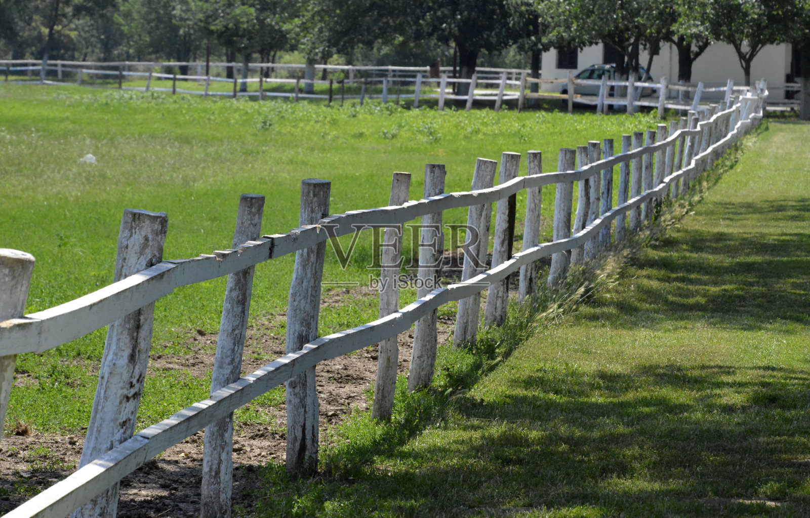 马厩附近用于训练马匹的宽敞畜栏照片摄影图片