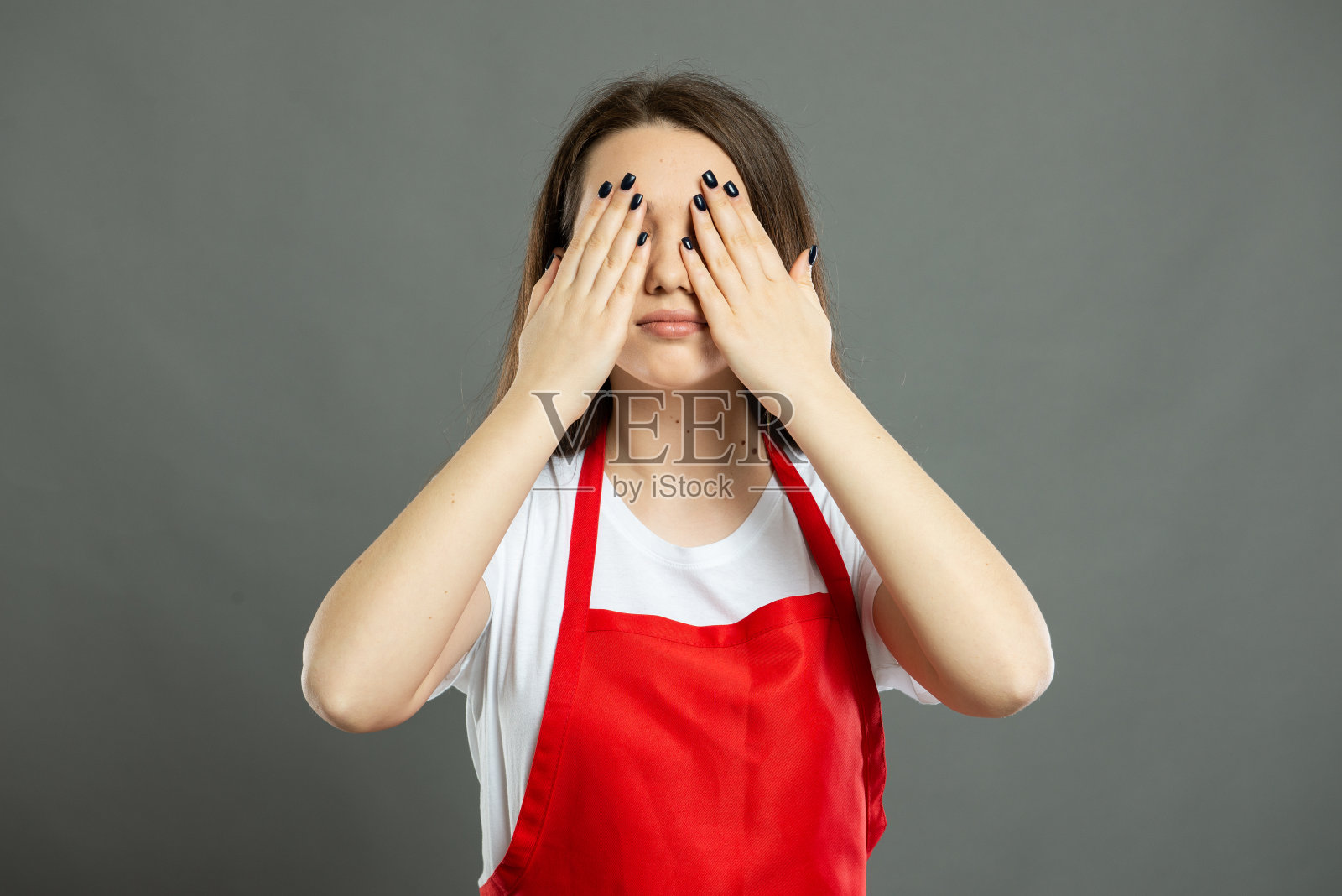 肖像女超市员工遮住眼睛像盲人概念照片摄影图片
