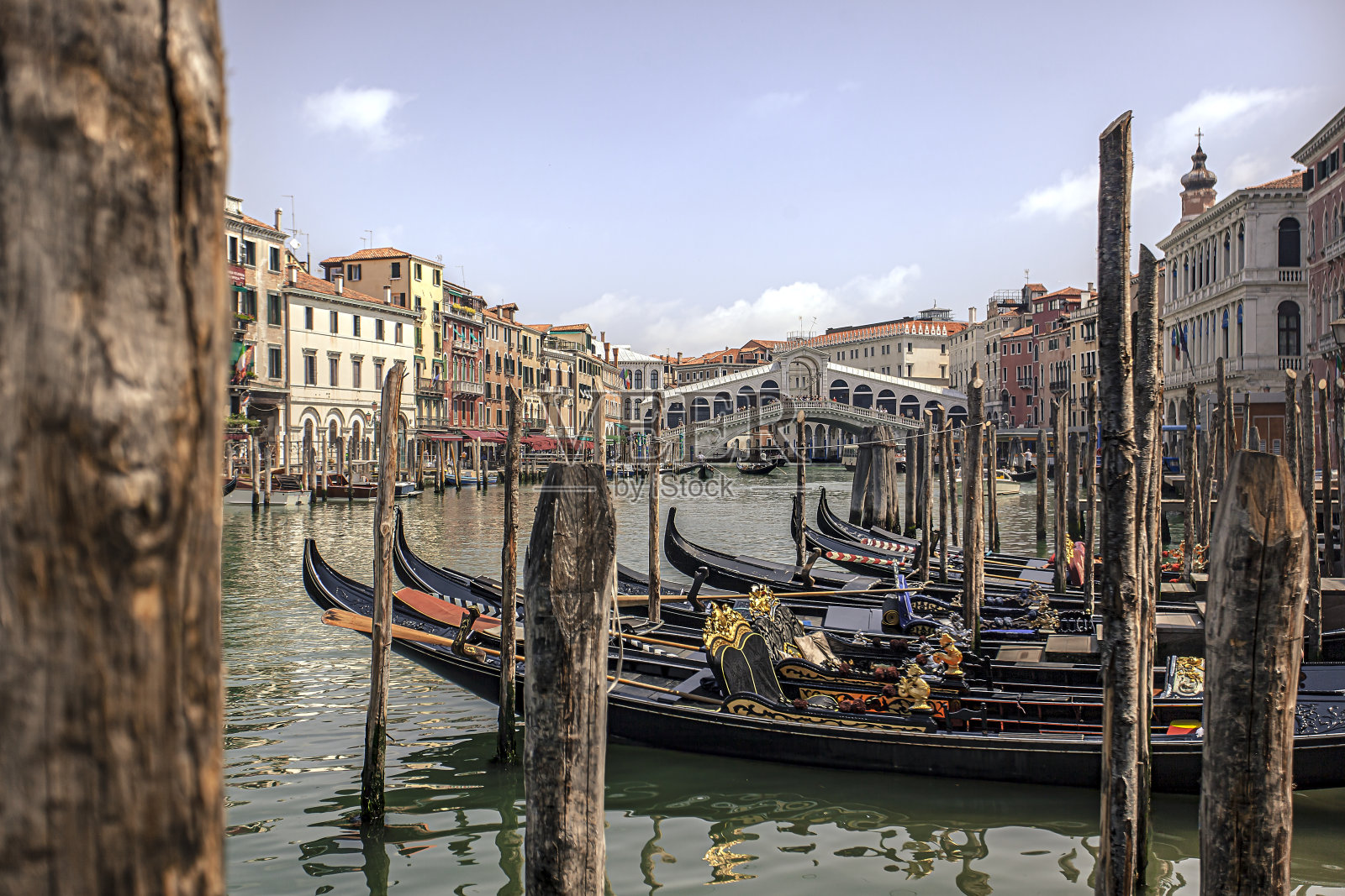 威尼斯的里亚托桥和贡多拉照片摄影图片