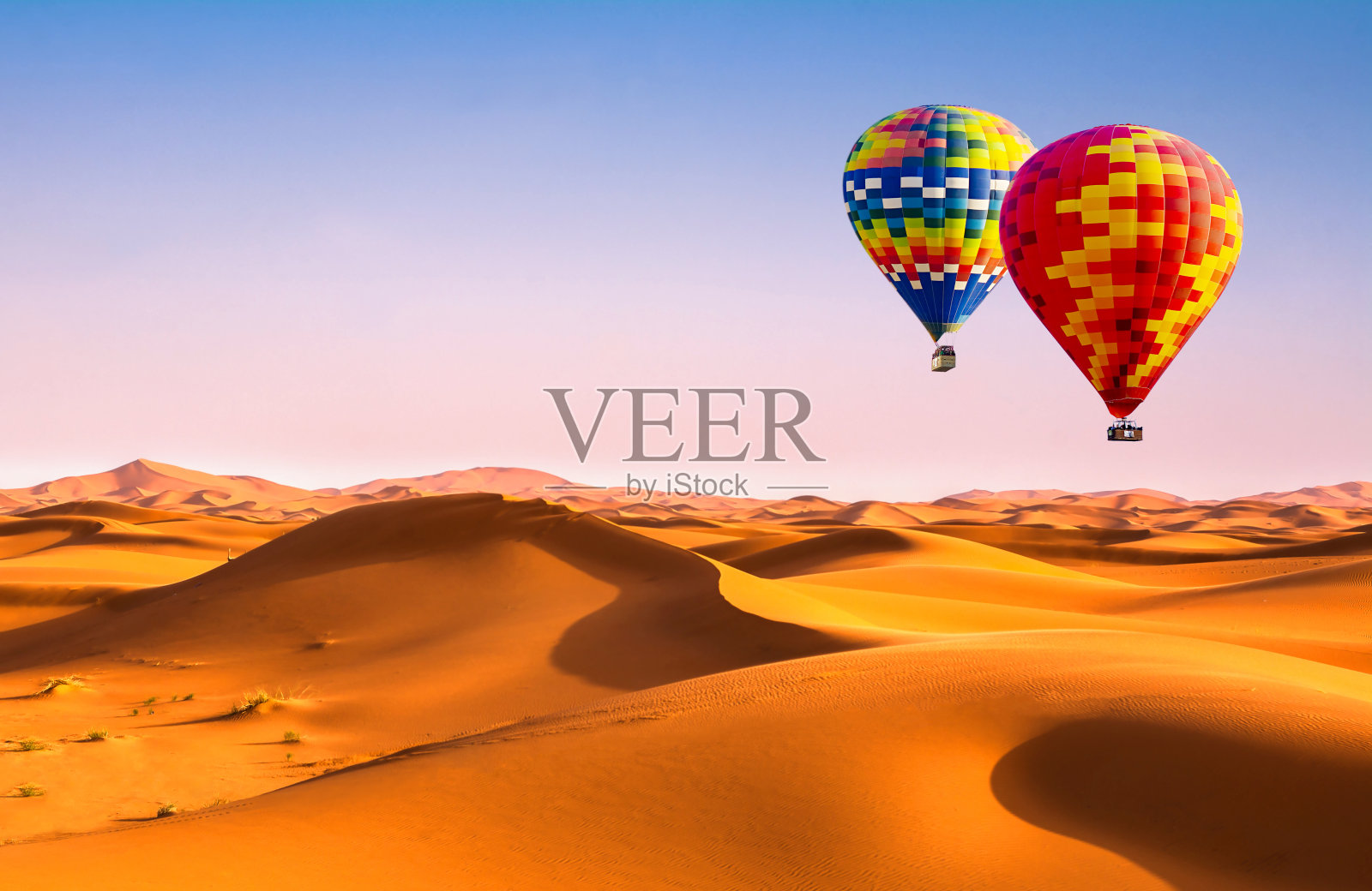 旅行的概念。令人惊叹的沙丘和热气球在撒哈拉沙漠。地点:撒哈拉沙漠，摩洛哥。艺术照片。美丽的世界。照片摄影图片