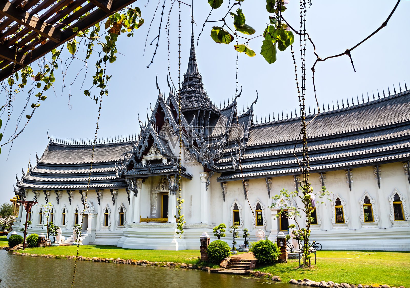 美丽的Sanphet Prasat宫殿在水中的倒影令人惊叹。地点:古城公园，Muang Boran, Samut Prakan省，曼谷，泰国。艺术照片。美丽的世界。照片摄影图片