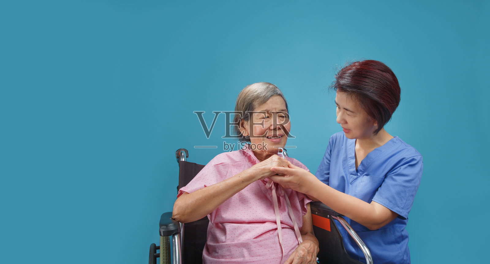 老年妇女喜欢与看护者交谈照片摄影图片