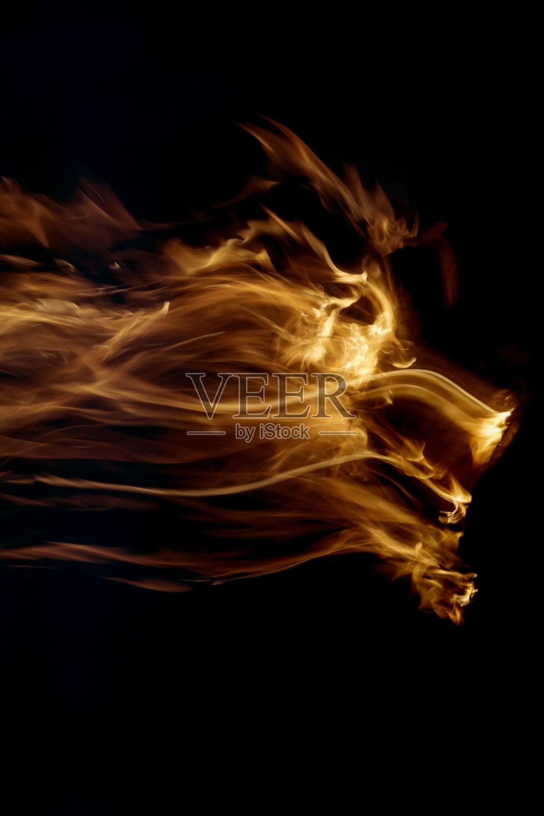 运动模糊火焰移动通过一个黑色的背景照片摄影图片