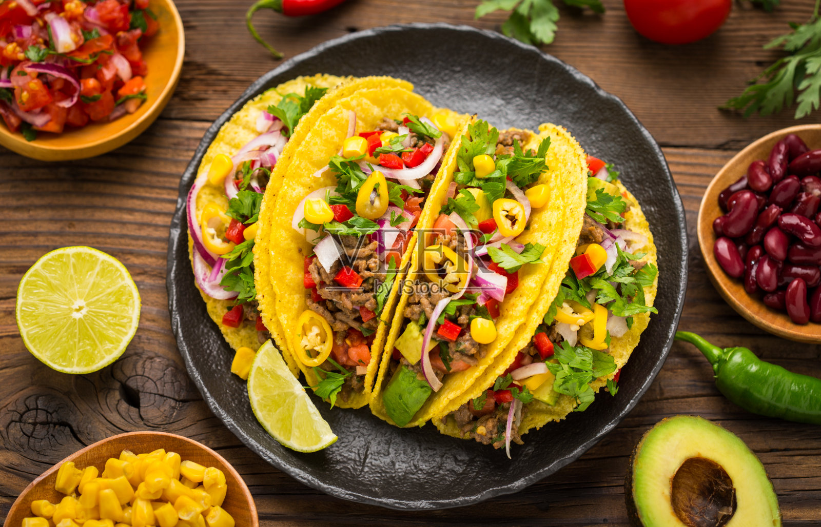 墨西哥食物-新鲜的玉米饼和碎肉照片摄影图片